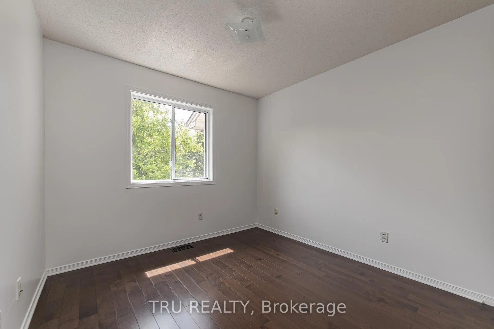 Photo 29 of 135 Margrave Avenue, Ottawa, Hunt Club Park/Greenboro — HOMEH