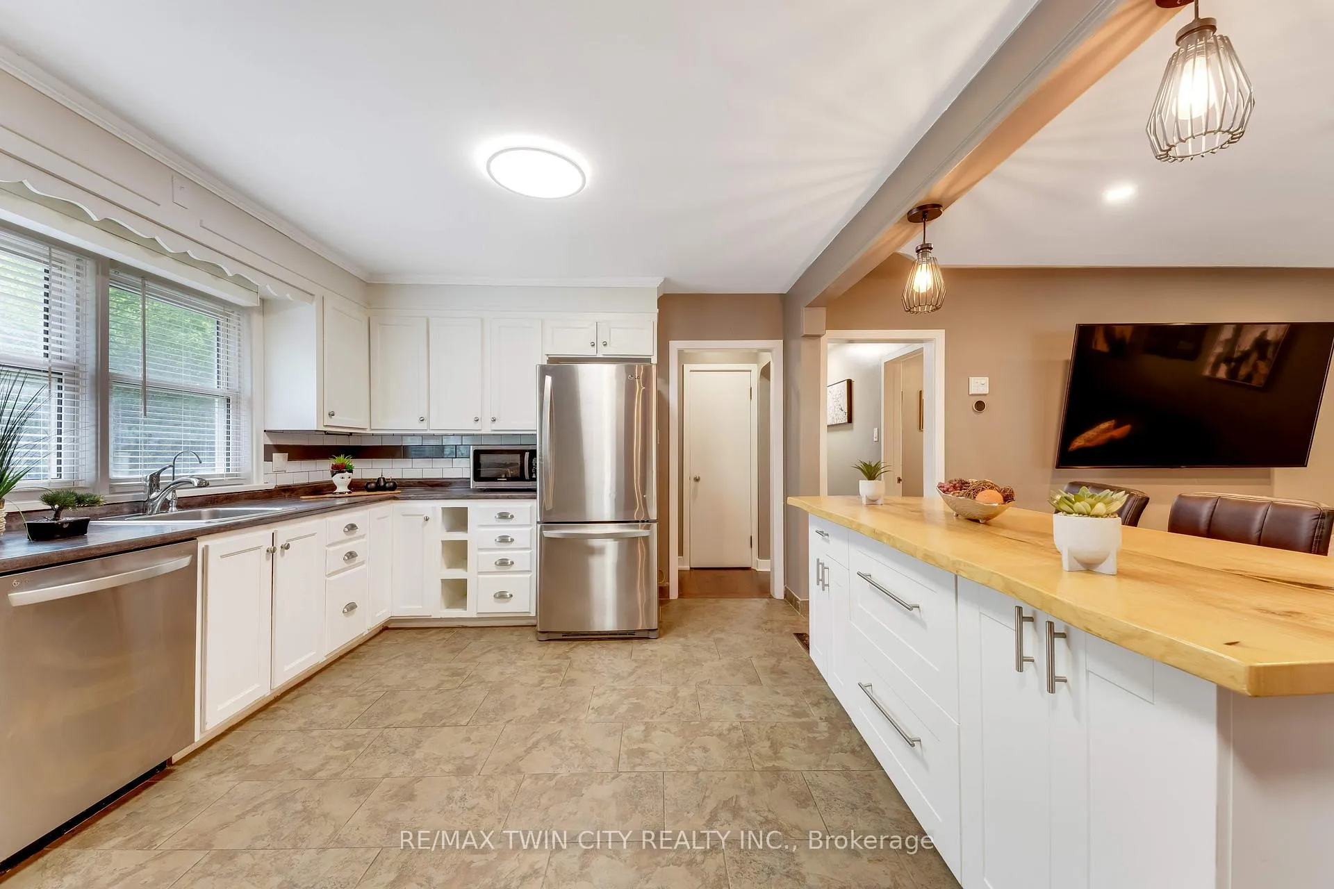 Photo 3 of 90 Arlington Boulevard, Kitchener — HOMEH