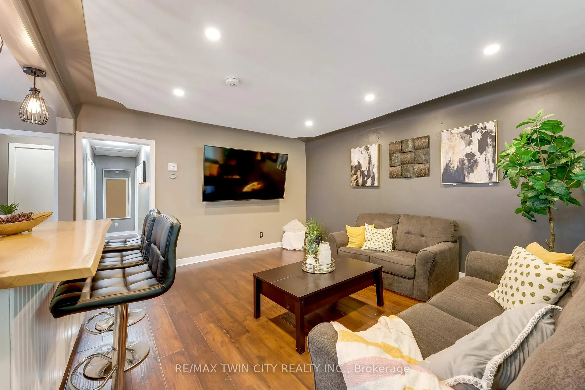 Photo 4 of 90 Arlington Boulevard, Kitchener — HOMEH