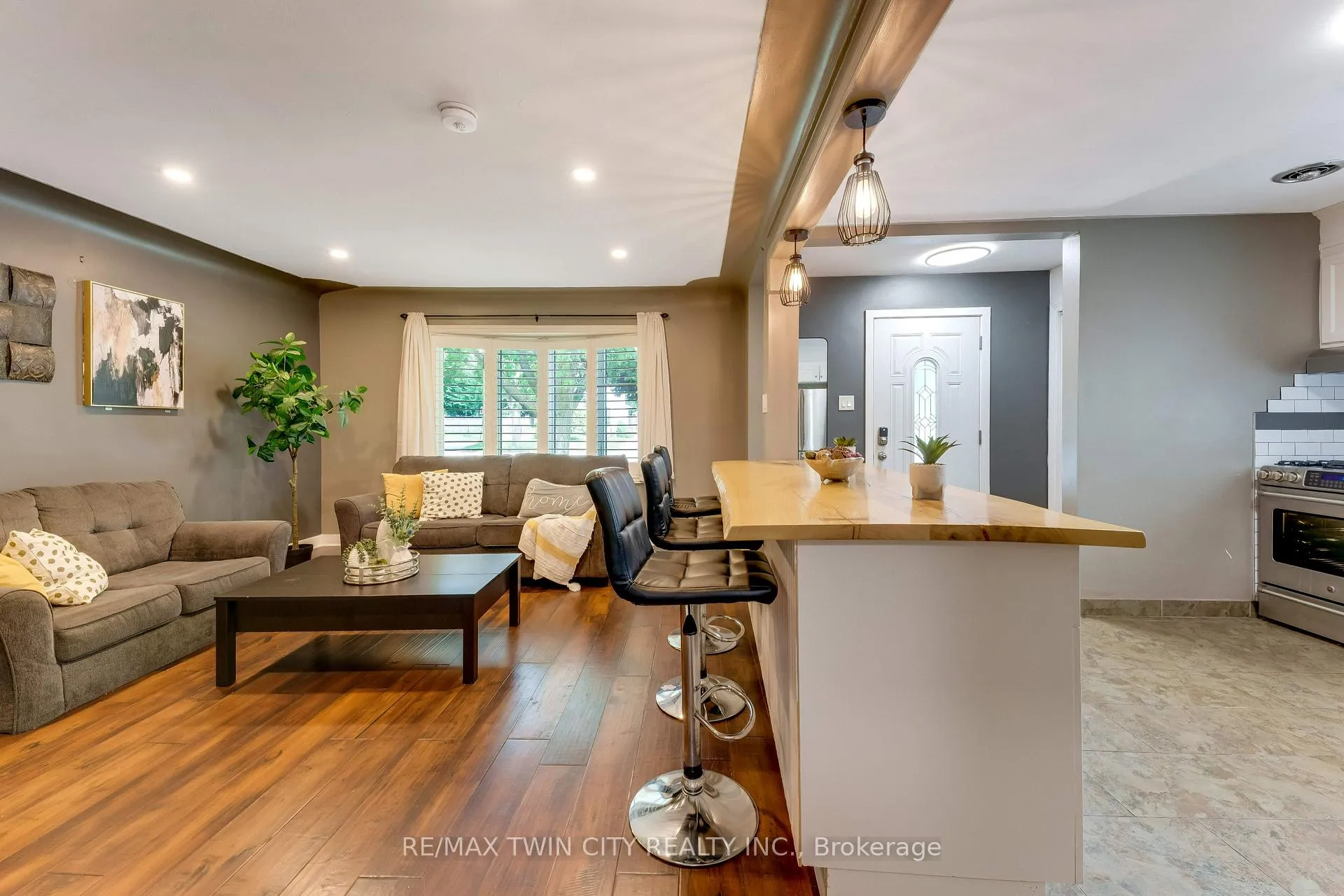 Photo 8 of 90 Arlington Boulevard, Kitchener — HOMEH