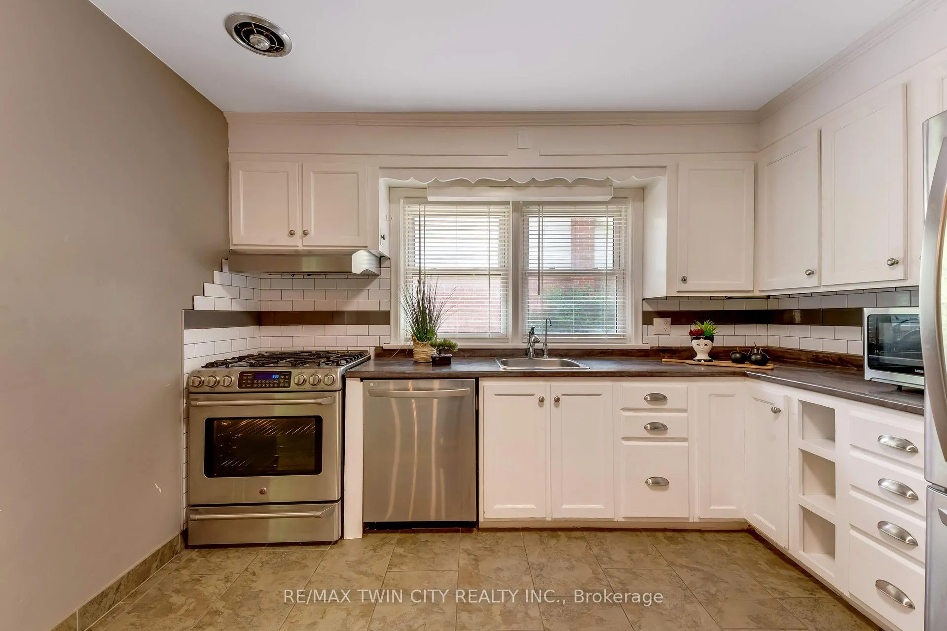 Photo 12 of 90 Arlington Boulevard, Kitchener — HOMEH