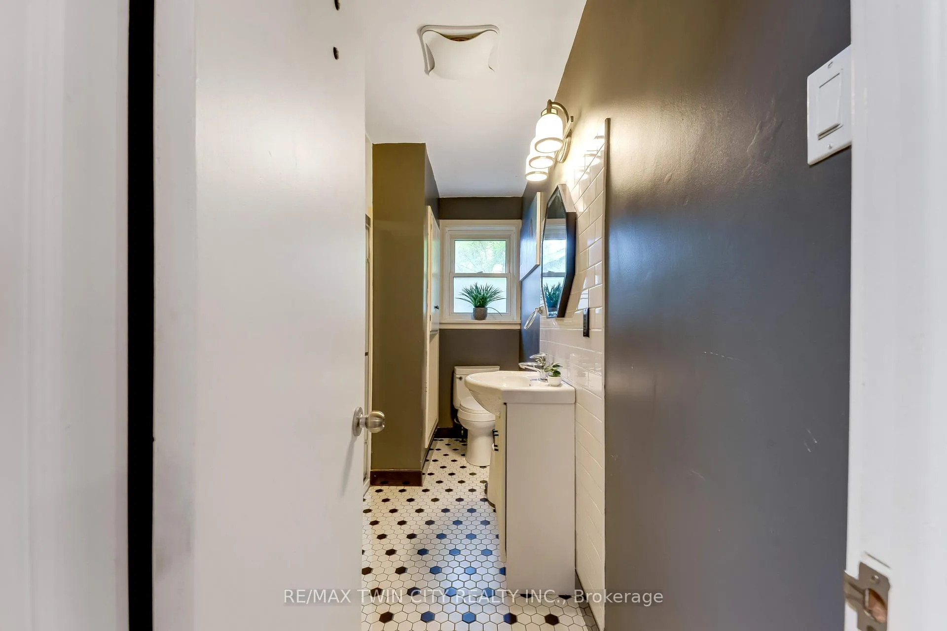 Photo 15 of 90 Arlington Boulevard, Kitchener — HOMEH