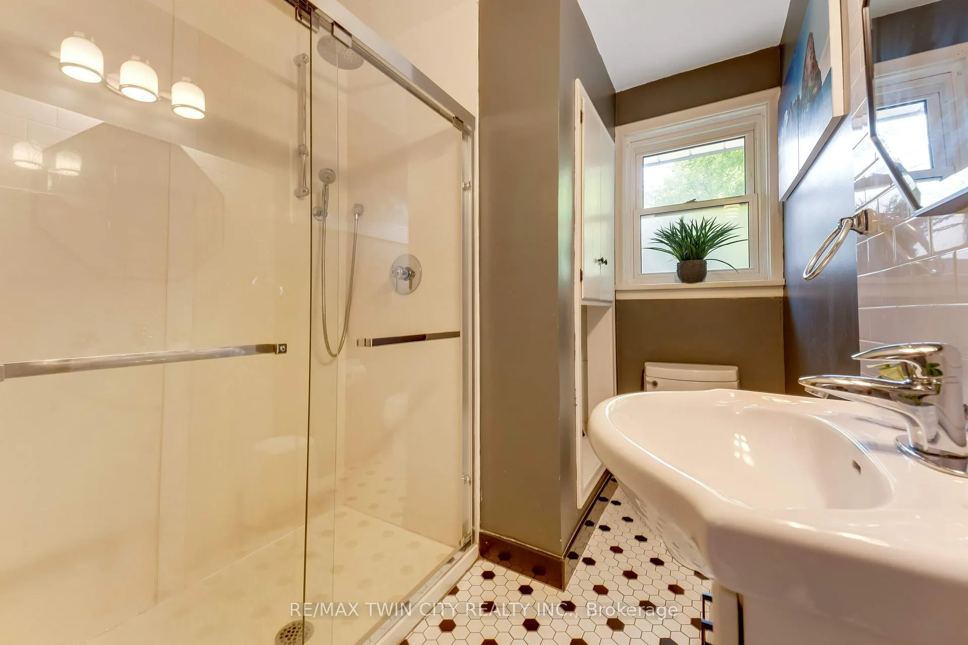 Photo 16 of 90 Arlington Boulevard, Kitchener — HOMEH