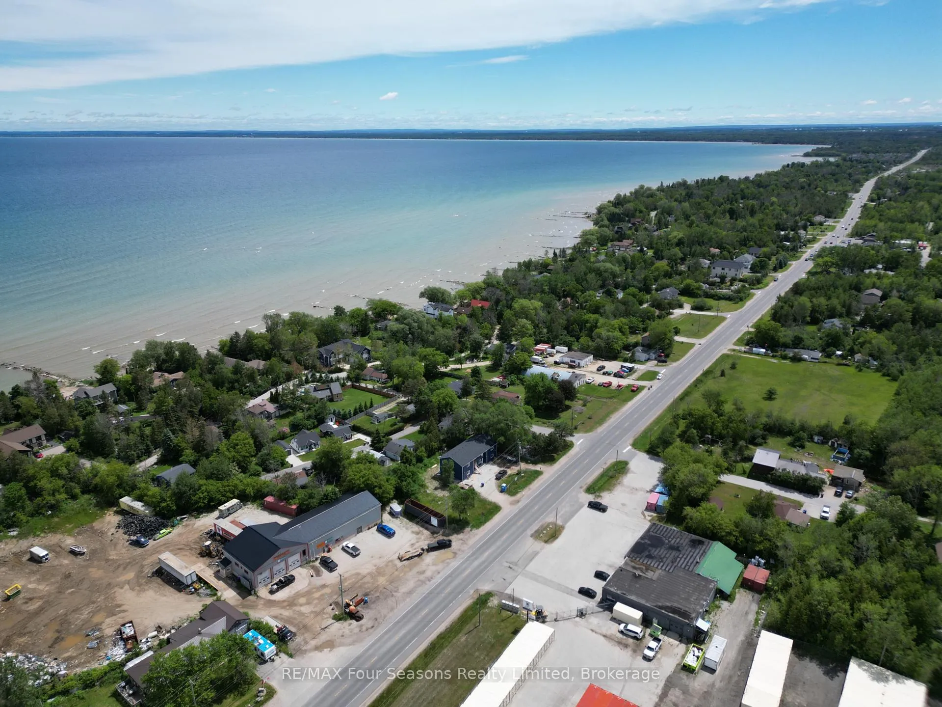Photo 5 of 9596 Beachwood Road, Collingwood — HOMEH
