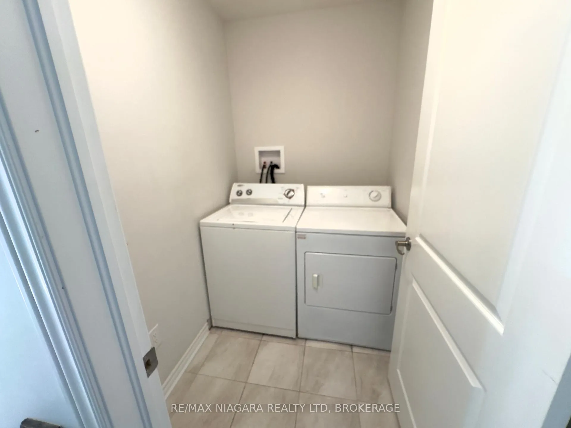 Photo 9 of 93 Sunflower Place, Welland, West Welland — HOMEH