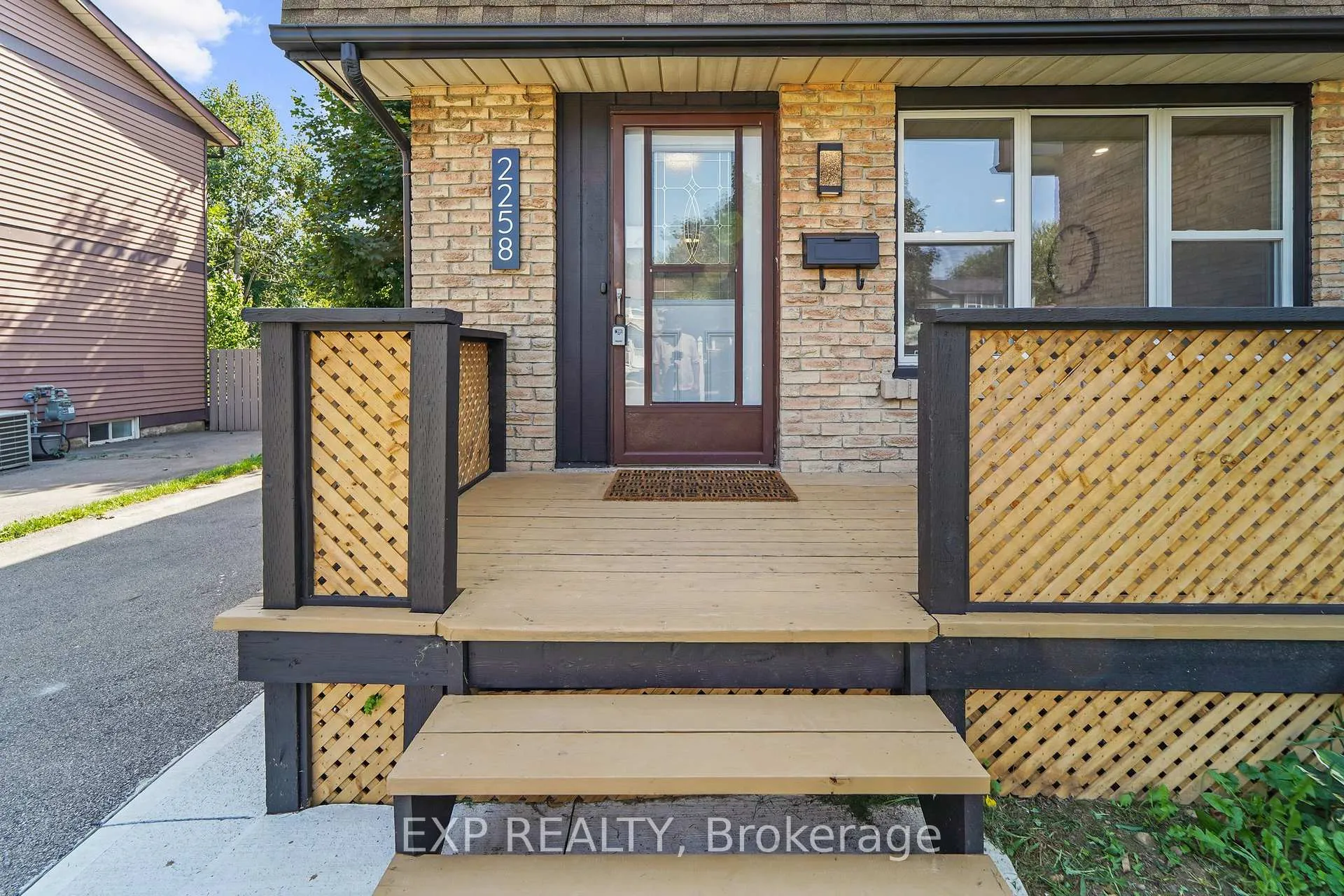Photo 2 of 2258 Manchester Drive, Burlington, Brant Hills — HOMEH