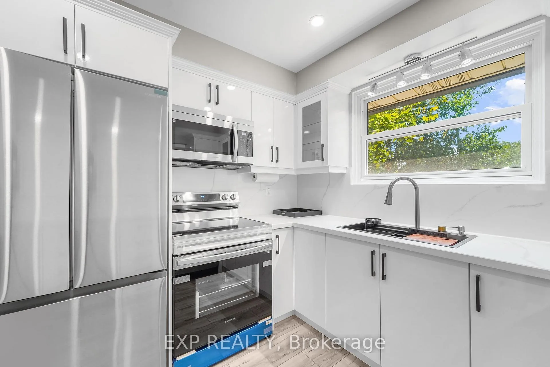 Photo 9 of 2258 Manchester Drive, Burlington, Brant Hills — HOMEH