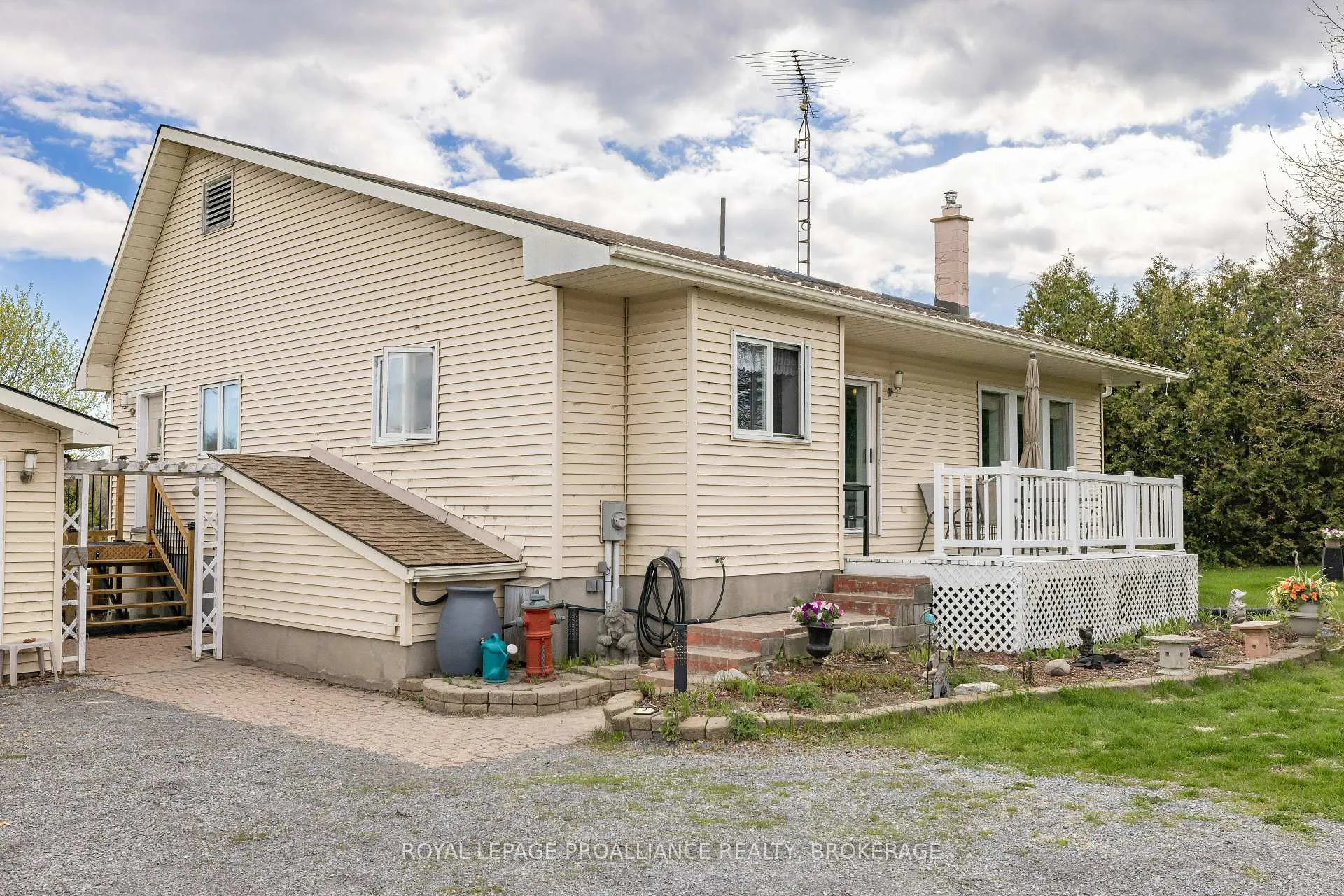 Photo 2 of 706 Spithead Road, Frontenac Islands, The Islands — HOMEH