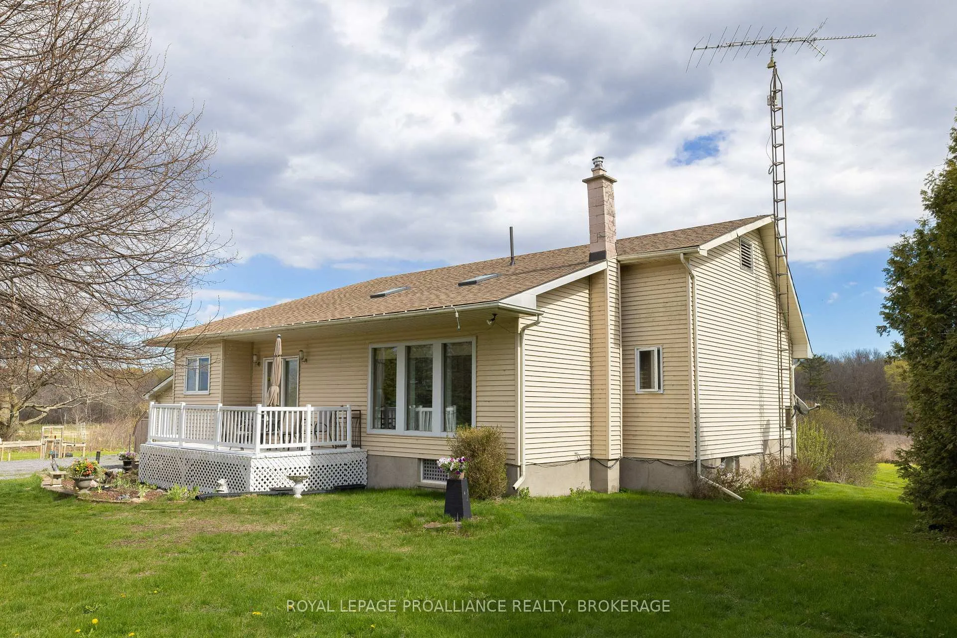 Photo 3 of 706 Spithead Road, Frontenac Islands, The Islands — HOMEH