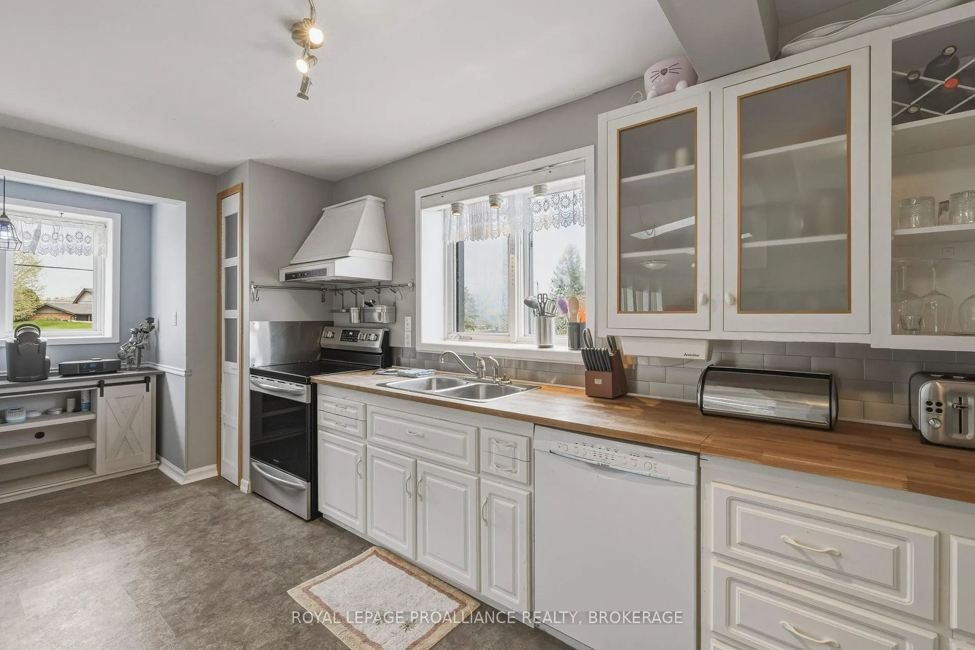 Photo 10 of 706 Spithead Road, Frontenac Islands, The Islands — HOMEH