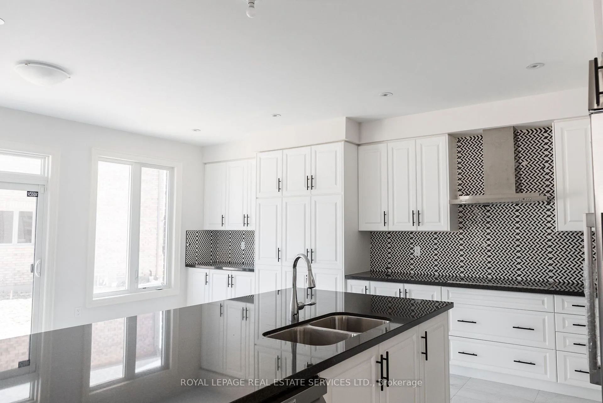 Photo 8 of 406 Humphrey Street, Hamilton, Waterdown — HOMEH