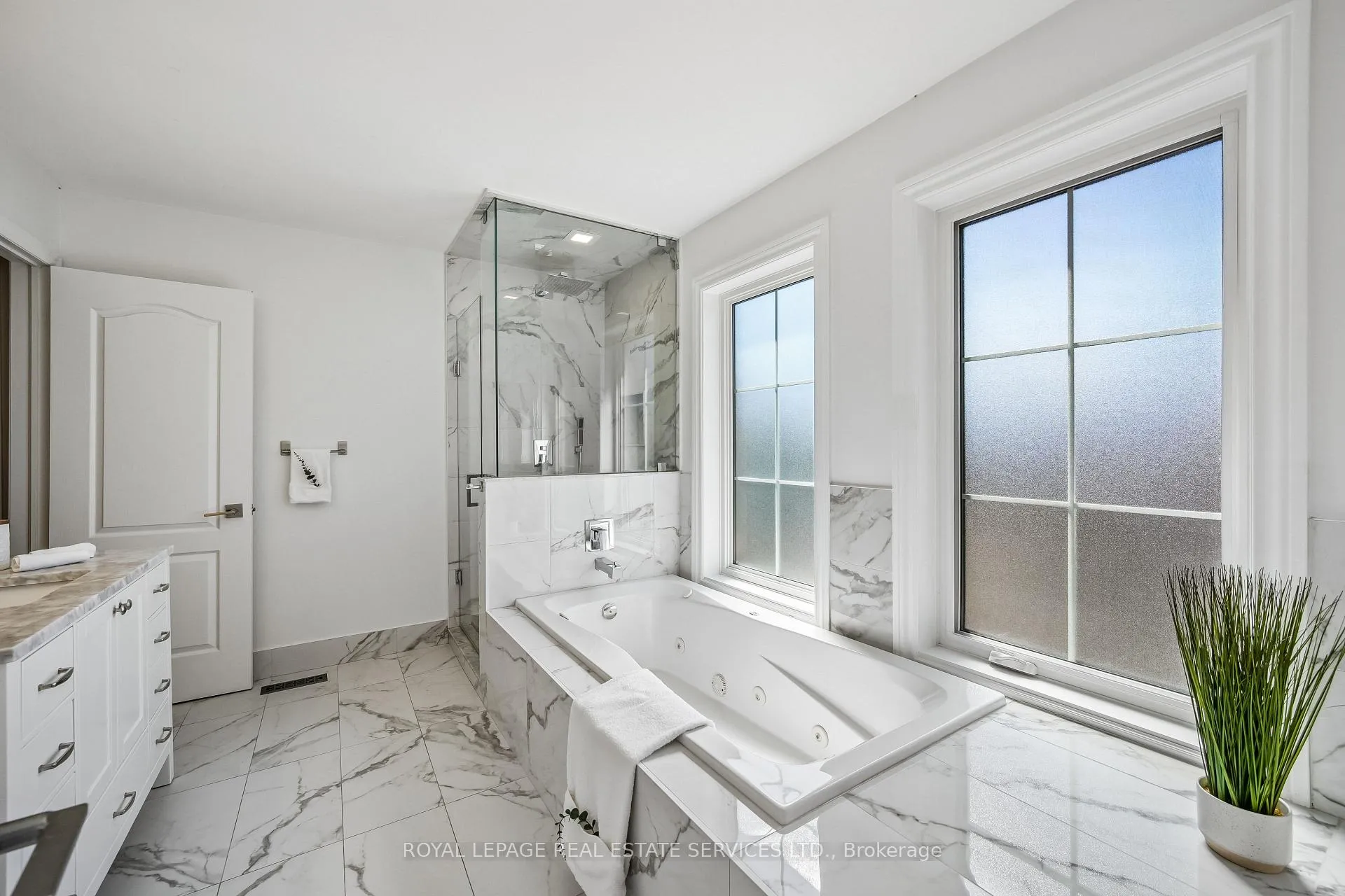 Photo 14 of 20 San Remo Terrace, Etobicoke, Mimico — HOMEH