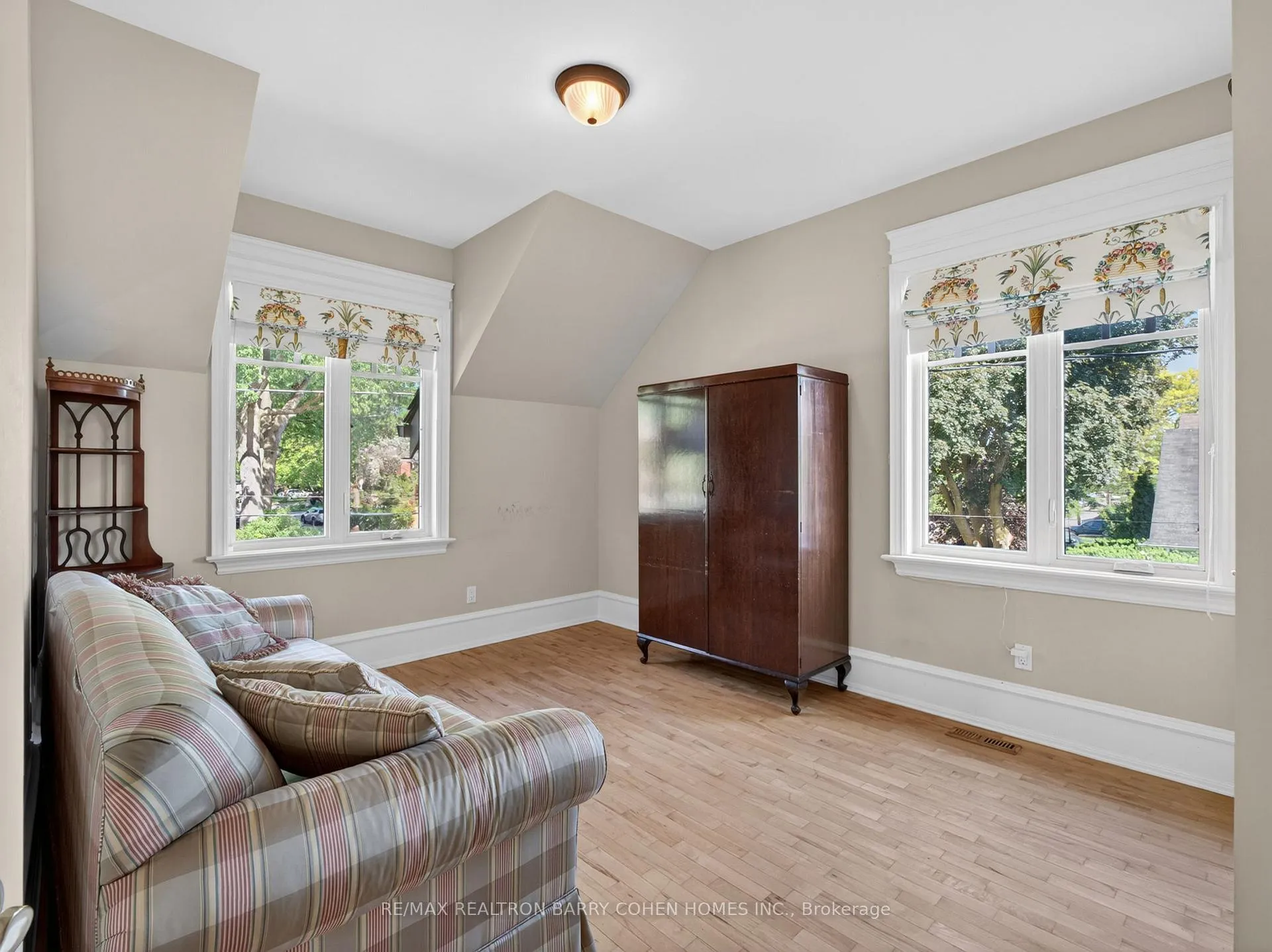 Photo 18 of 36 Esgore Drive, Toronto, Bedford Park-Nortown — HOMEH