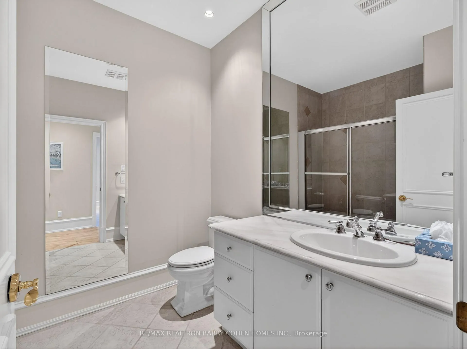 Photo 20 of 36 Esgore Drive, Toronto, Bedford Park-Nortown — HOMEH