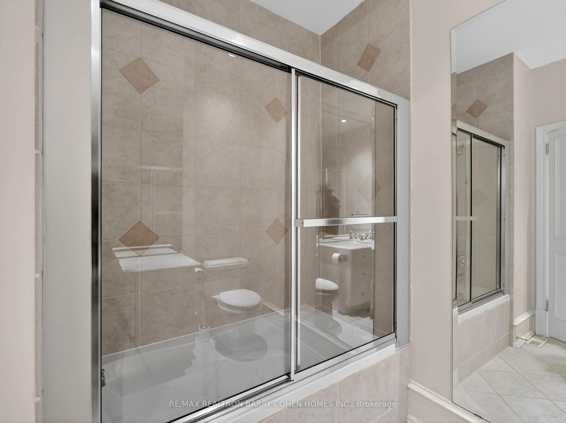 Photo 21 of 36 Esgore Drive, Toronto, Bedford Park-Nortown — HOMEH