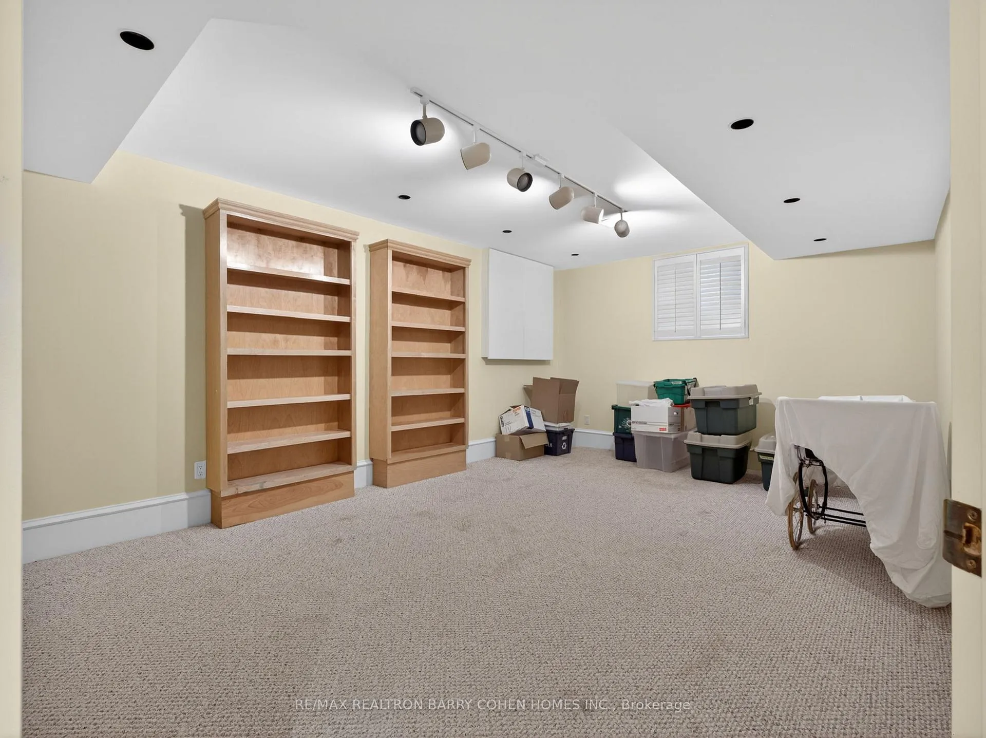 Photo 23 of 36 Esgore Drive, Toronto, Bedford Park-Nortown — HOMEH