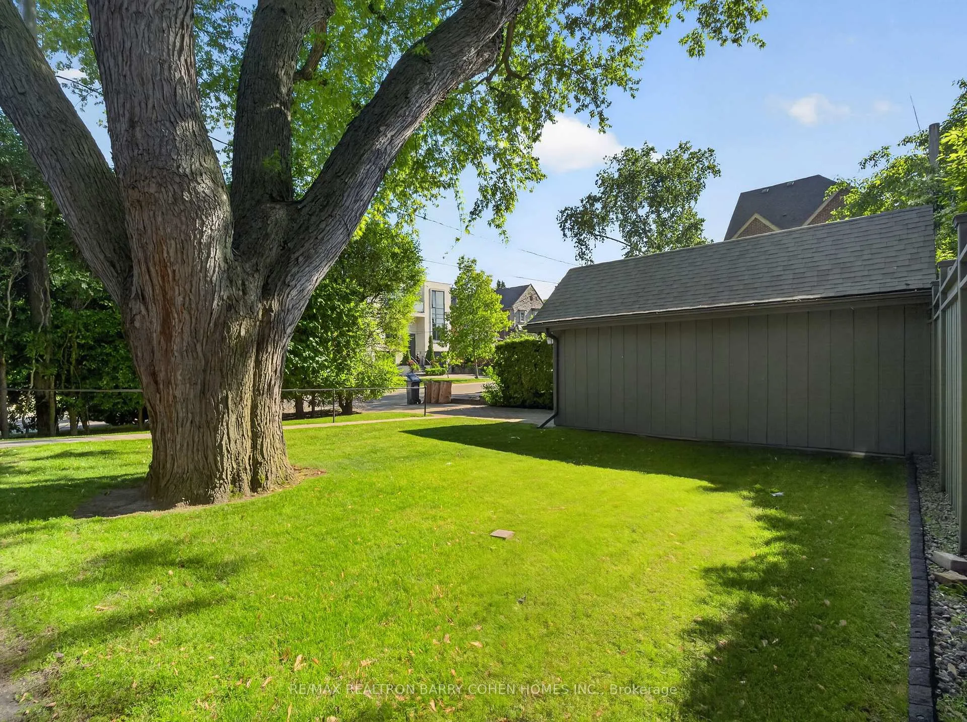 Photo 25 of 36 Esgore Drive, Toronto, Bedford Park-Nortown — HOMEH