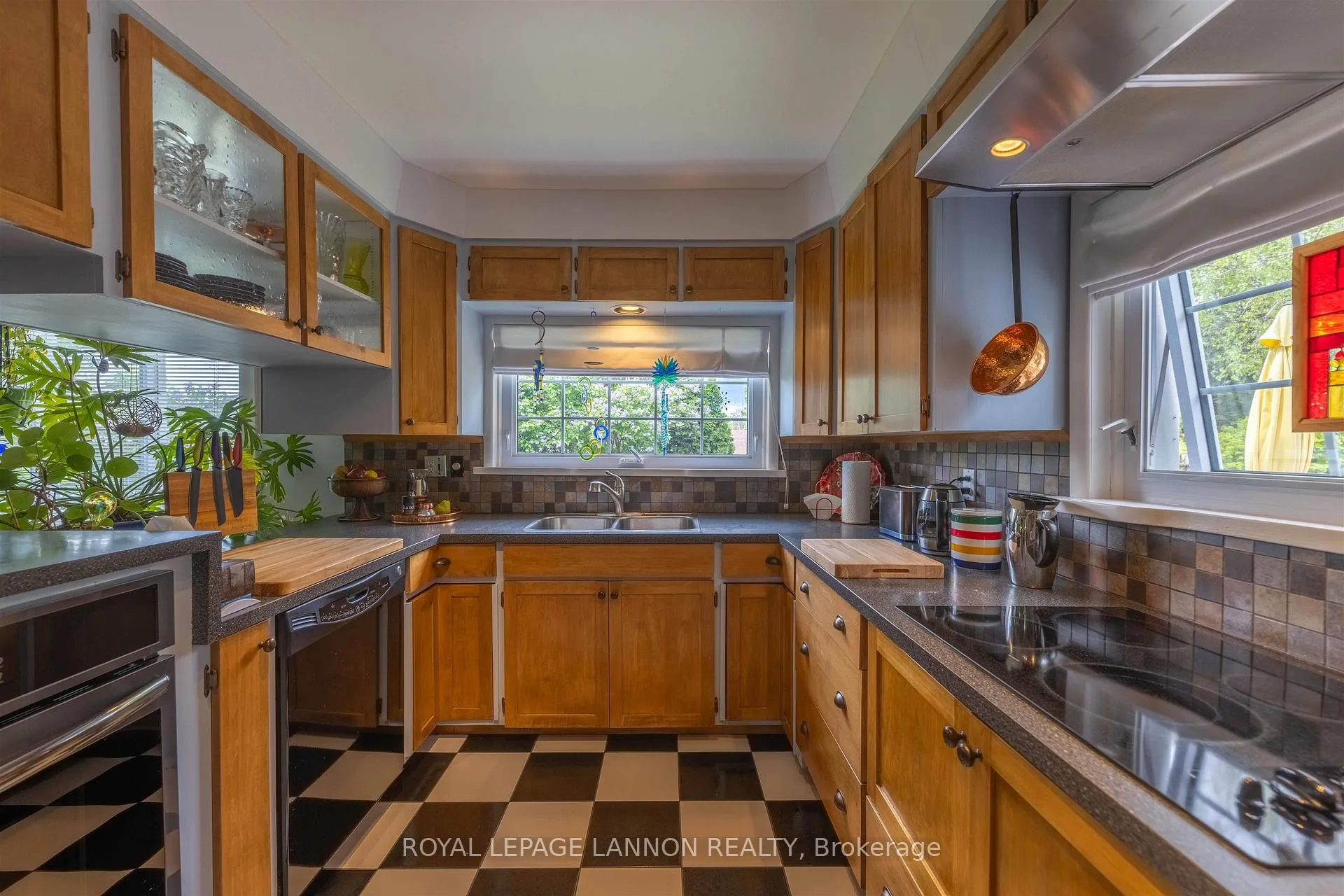 Photo 17 of 136 Sherwood Dr, Thunder Bay, John Street North — HOMEH