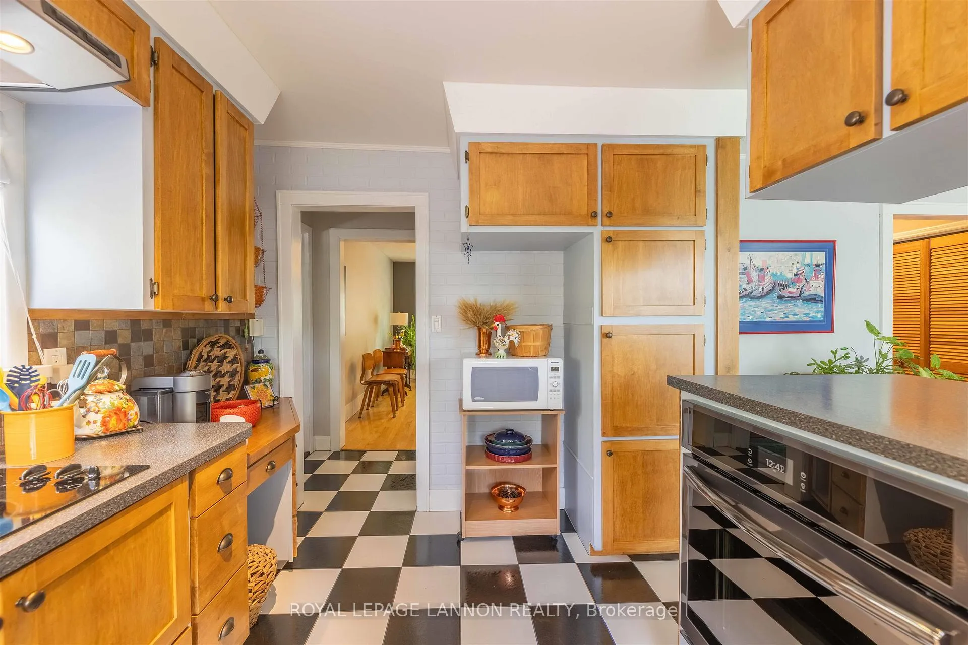 Photo 18 of 136 Sherwood Dr, Thunder Bay, John Street North — HOMEH