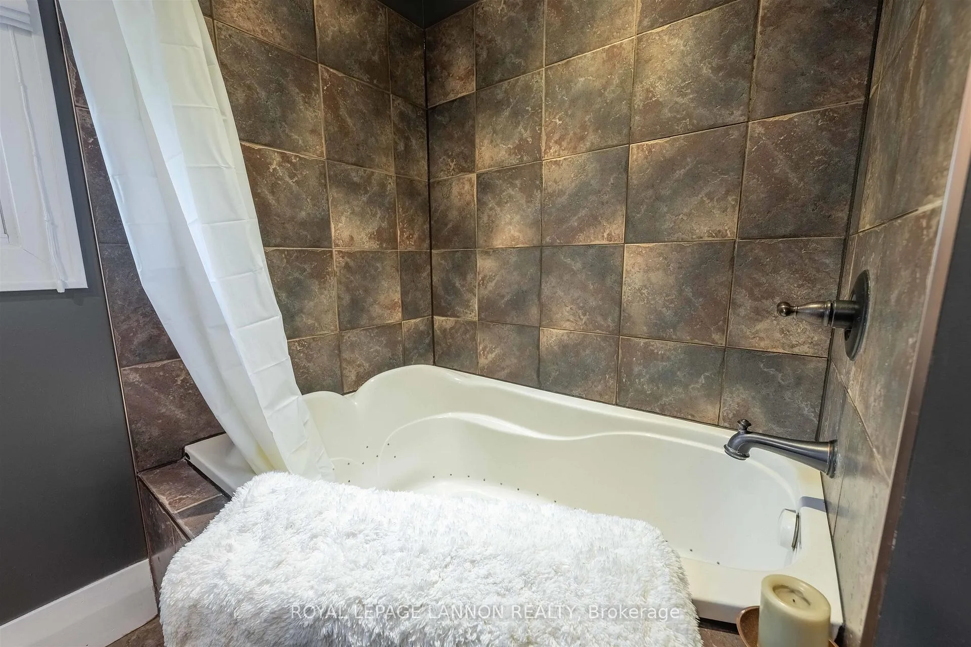 Photo 27 of 136 Sherwood Dr, Thunder Bay, John Street North — HOMEH