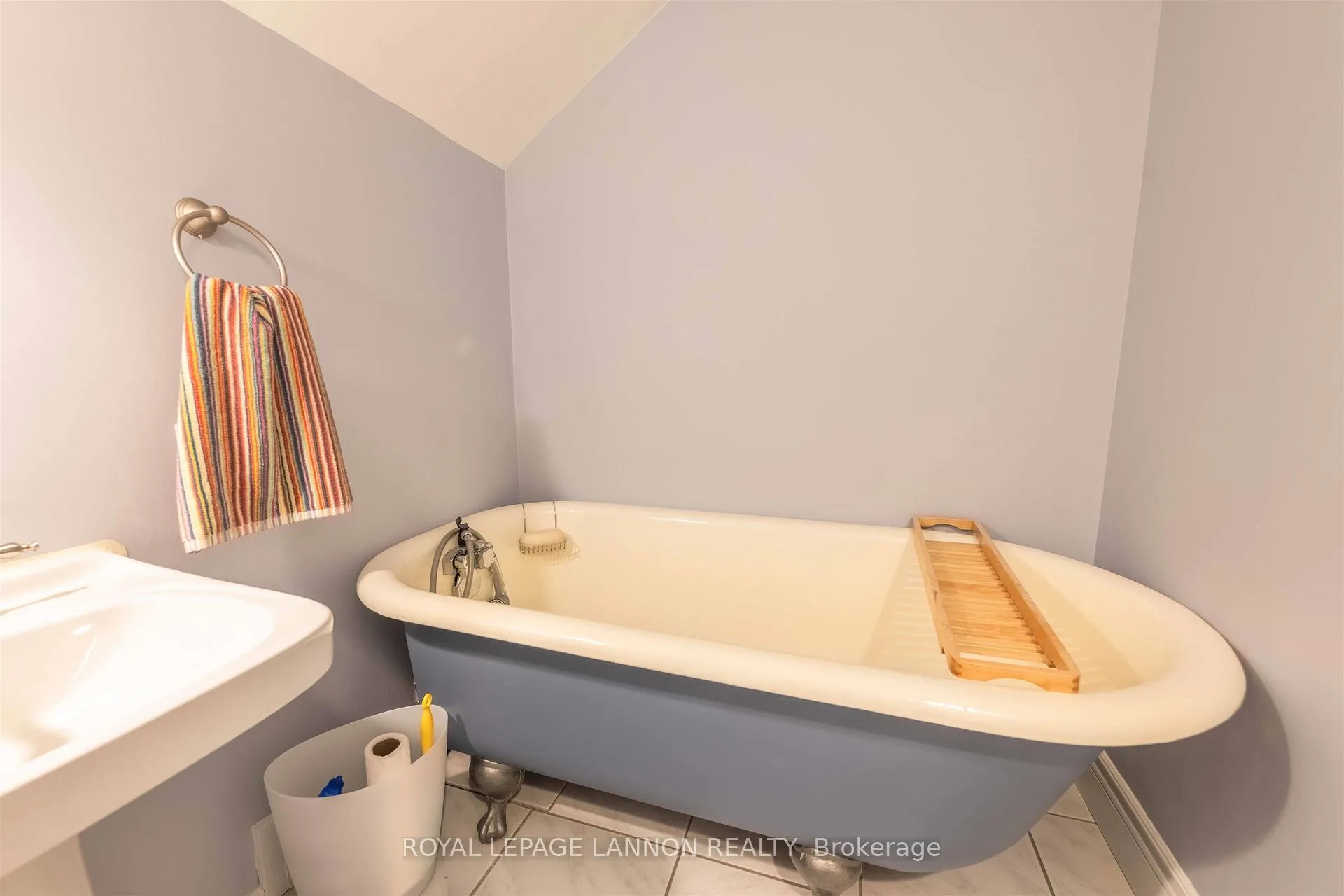 Photo 30 of 136 Sherwood Dr, Thunder Bay, John Street North — HOMEH