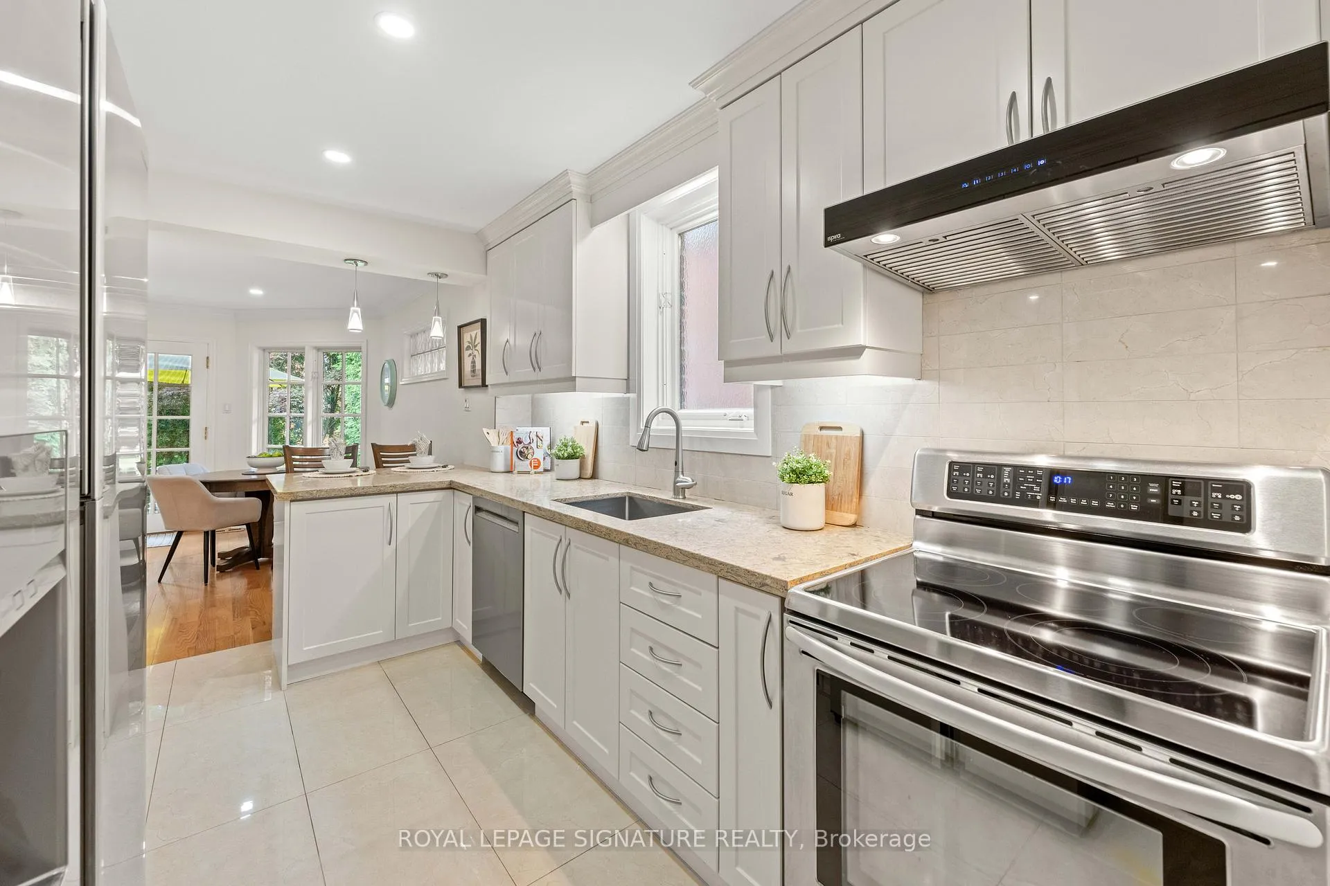Photo 6 of 5 Armour Boulevard, Toronto, Bedford Park-Nortown — HOMEH