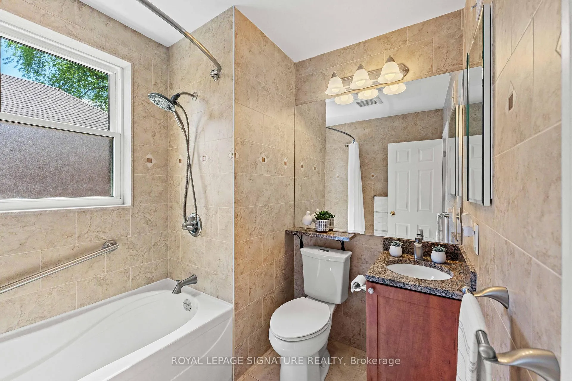 Photo 24 of 5 Armour Boulevard, Toronto, Bedford Park-Nortown — HOMEH