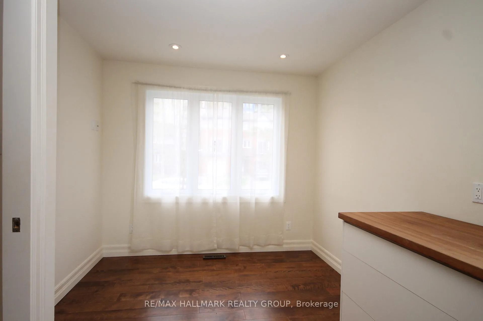 Photo 2 of 204 Dunbarton Court, Ottawa, Cardinal Glen — HOMEH