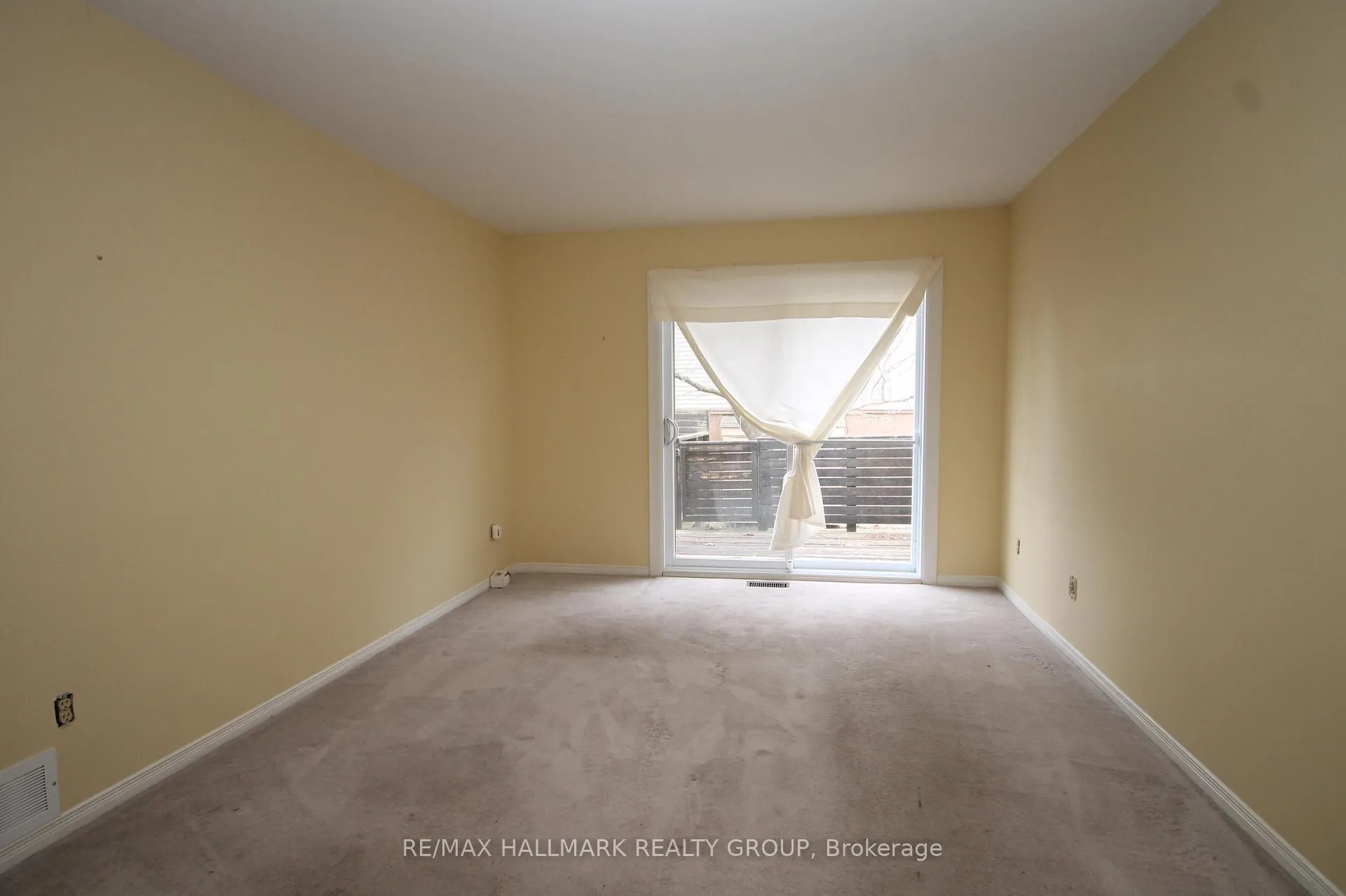Photo 11 of 204 Dunbarton Court, Ottawa, Cardinal Glen — HOMEH