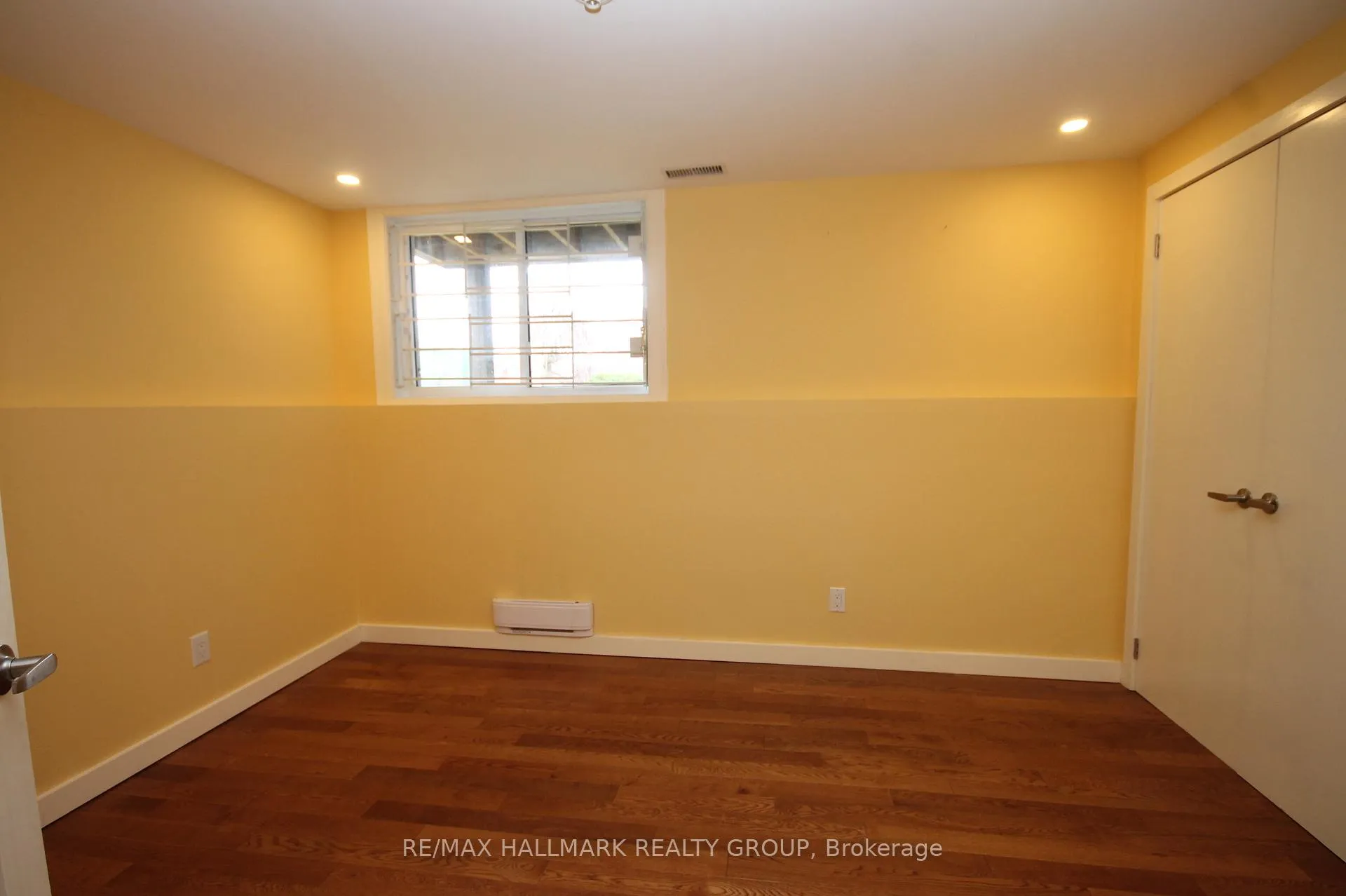 Photo 19 of 204 Dunbarton Court, Ottawa, Cardinal Glen — HOMEH
