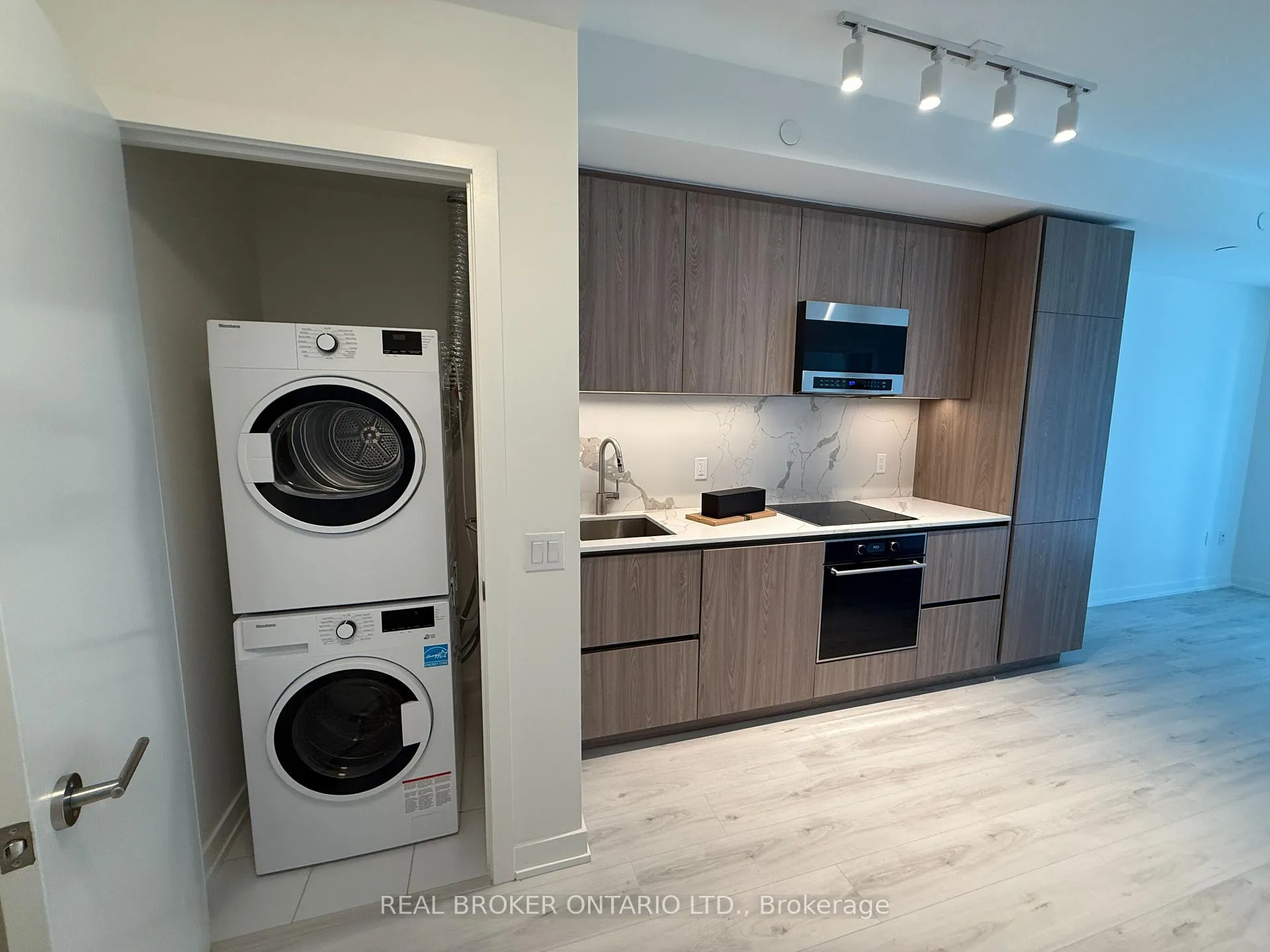 Photo 3 of Unit 2007N, 120 Broadway Avenue, Toronto, Mount Pleasant West — HOMEH