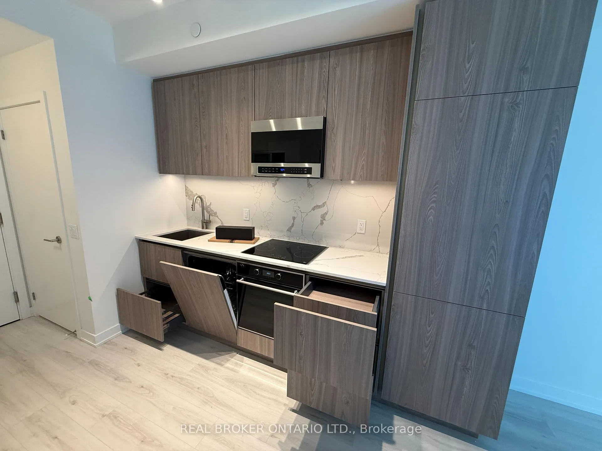 Photo 4 of Unit 2007N, 120 Broadway Avenue, Toronto, Mount Pleasant West — HOMEH