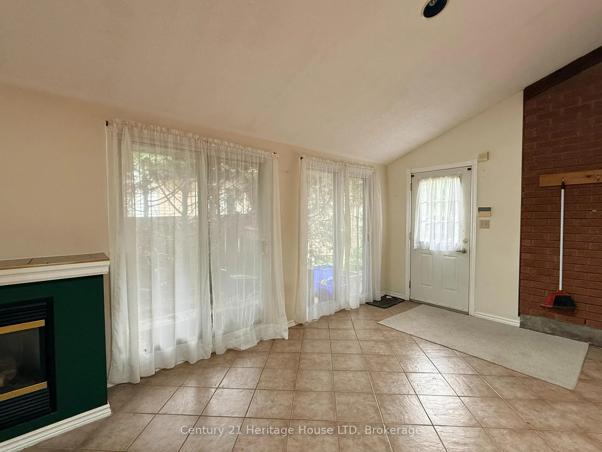 Photo 2 of 7643 Cavendish Drive, Niagara Falls, West Wood — HOMEH
