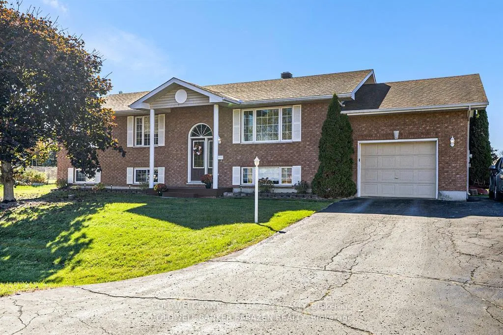 Photo 2 of 129 Riley Crescent, McNab/Braeside, Mcnab/Braeside Twps — HOMEH