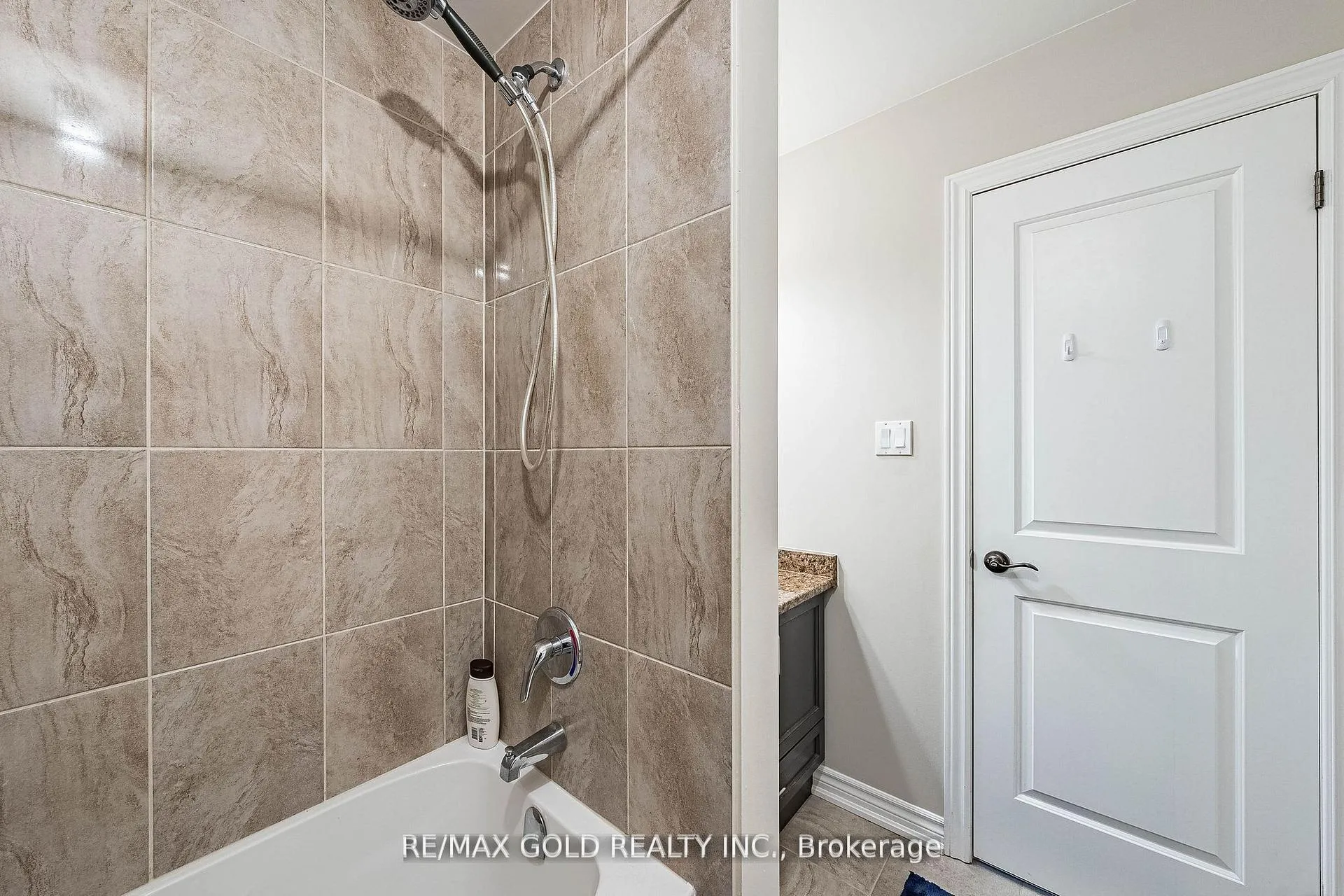 Photo 35 of 74 Walker Boulevard, New Tecumseth, Alliston — HOMEH