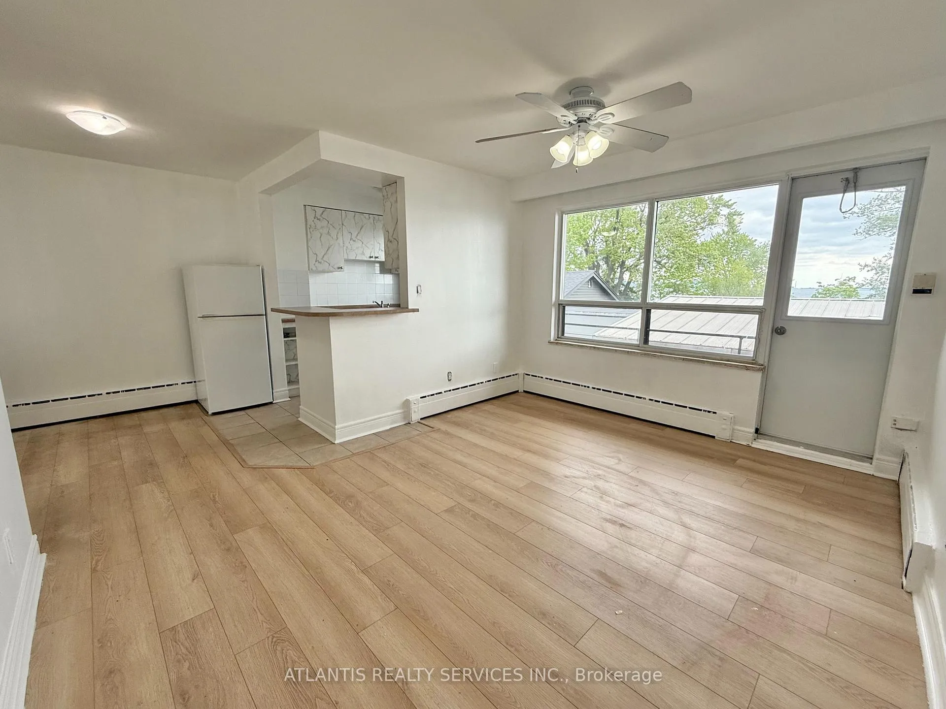 Photo 3 of Unit 9, 67 Lake Shore Drive, Etobicoke, New Toronto — HOMEH