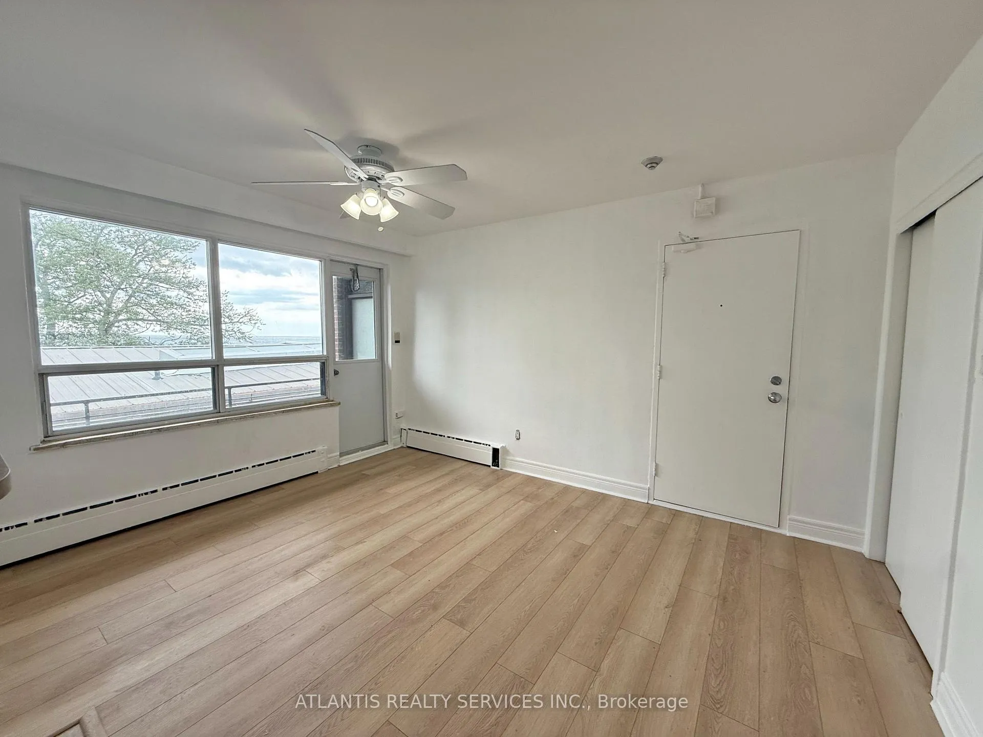 Photo 5 of Unit 9, 67 Lake Shore Drive, Etobicoke, New Toronto — HOMEH