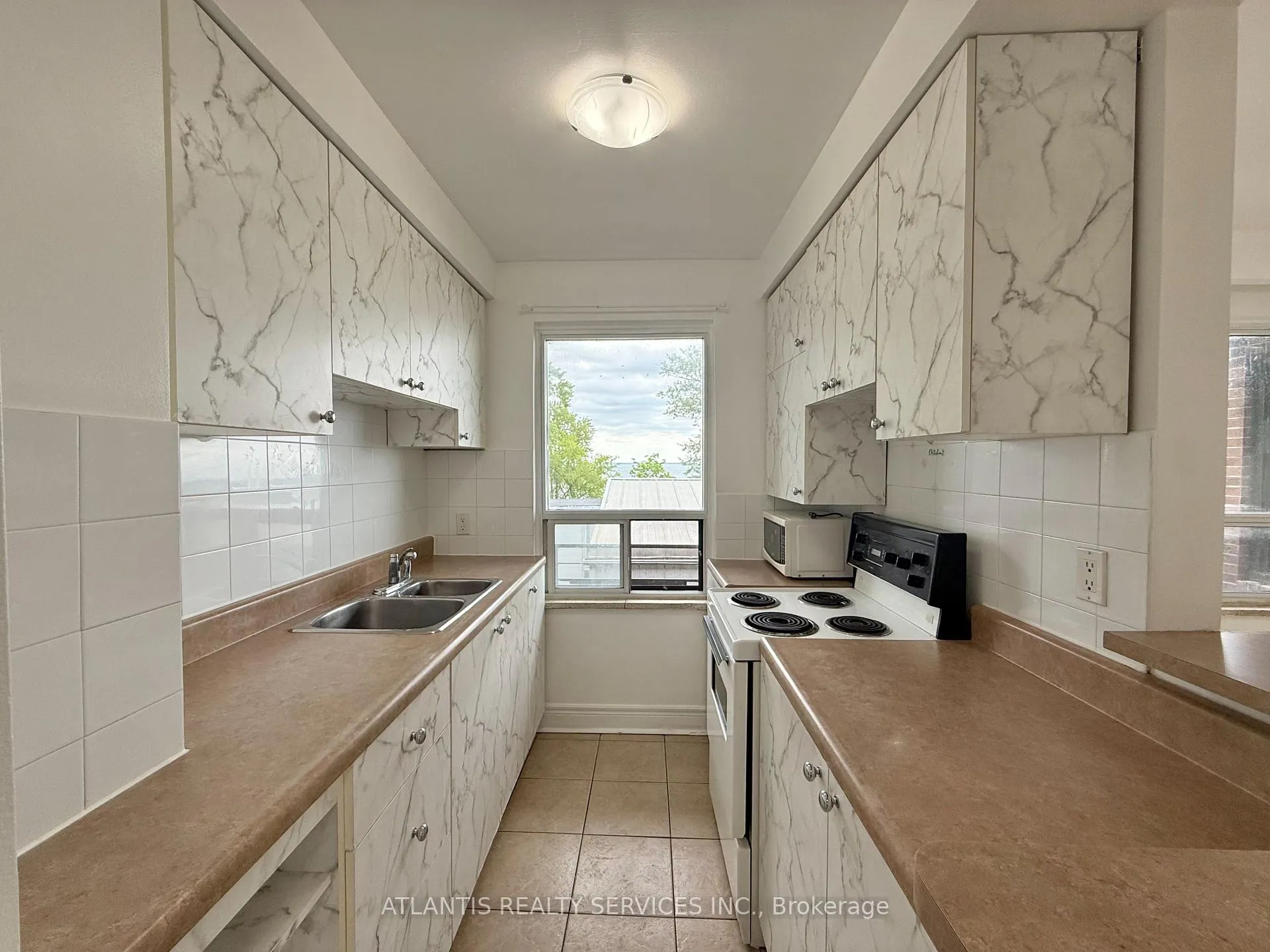 Photo 6 of Unit 9, 67 Lake Shore Drive, Etobicoke, New Toronto — HOMEH