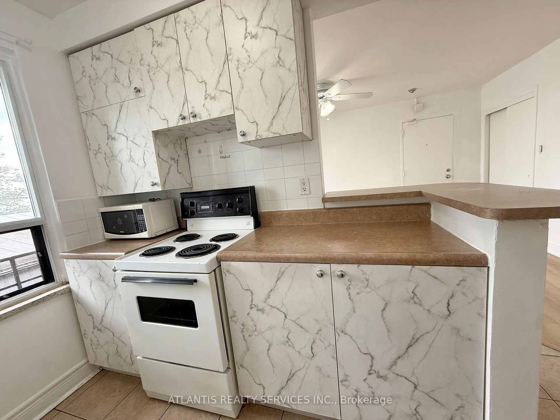 Photo 7 of Unit 9, 67 Lake Shore Drive, Etobicoke, New Toronto — HOMEH
