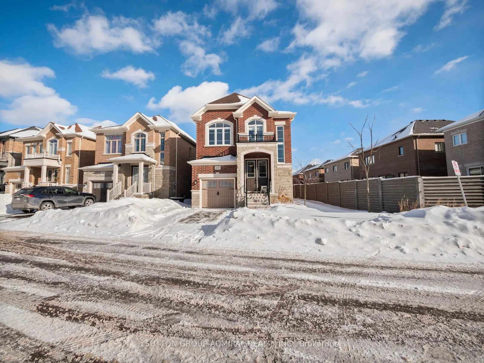 Photo 2 of 115 Pine Hill Crescent, Aurora, Aurora Estates — HOMEH