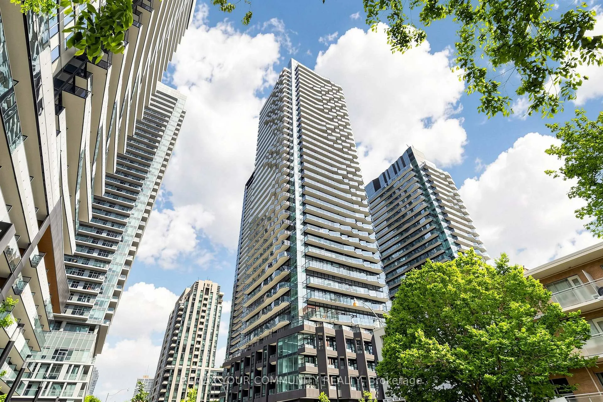 Photo 3 of Unit 819, 110 Broadway Avenue E, Toronto, Mount Pleasant West — HOMEH