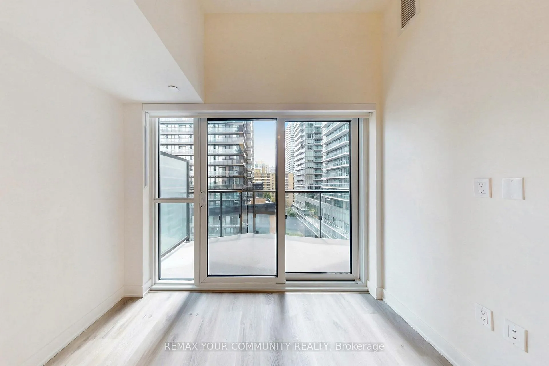 Photo 12 of Unit 819, 110 Broadway Avenue E, Toronto, Mount Pleasant West — HOMEH