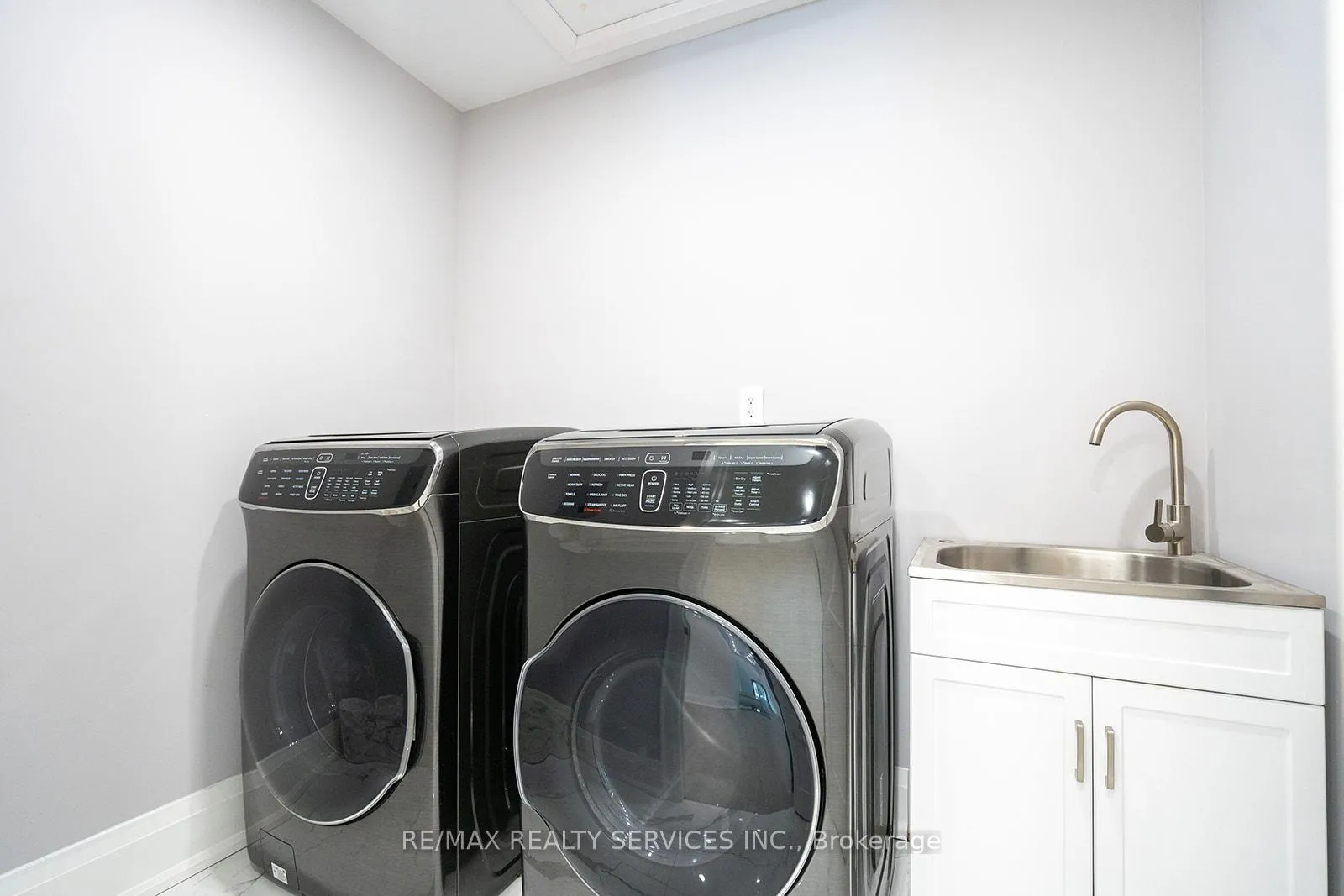 Photo 43 of 3 Bonnyview Drive, Etobicoke, Stonegate-Queensway — HOMEH