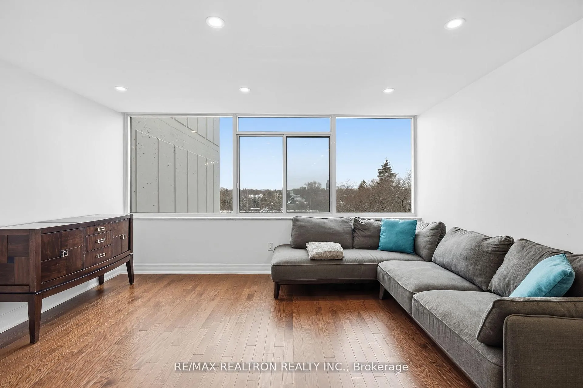 Photo 4 of Unit 601, 3000 Bathurst Street, Toronto, Englemount-Lawrence — HOMEH