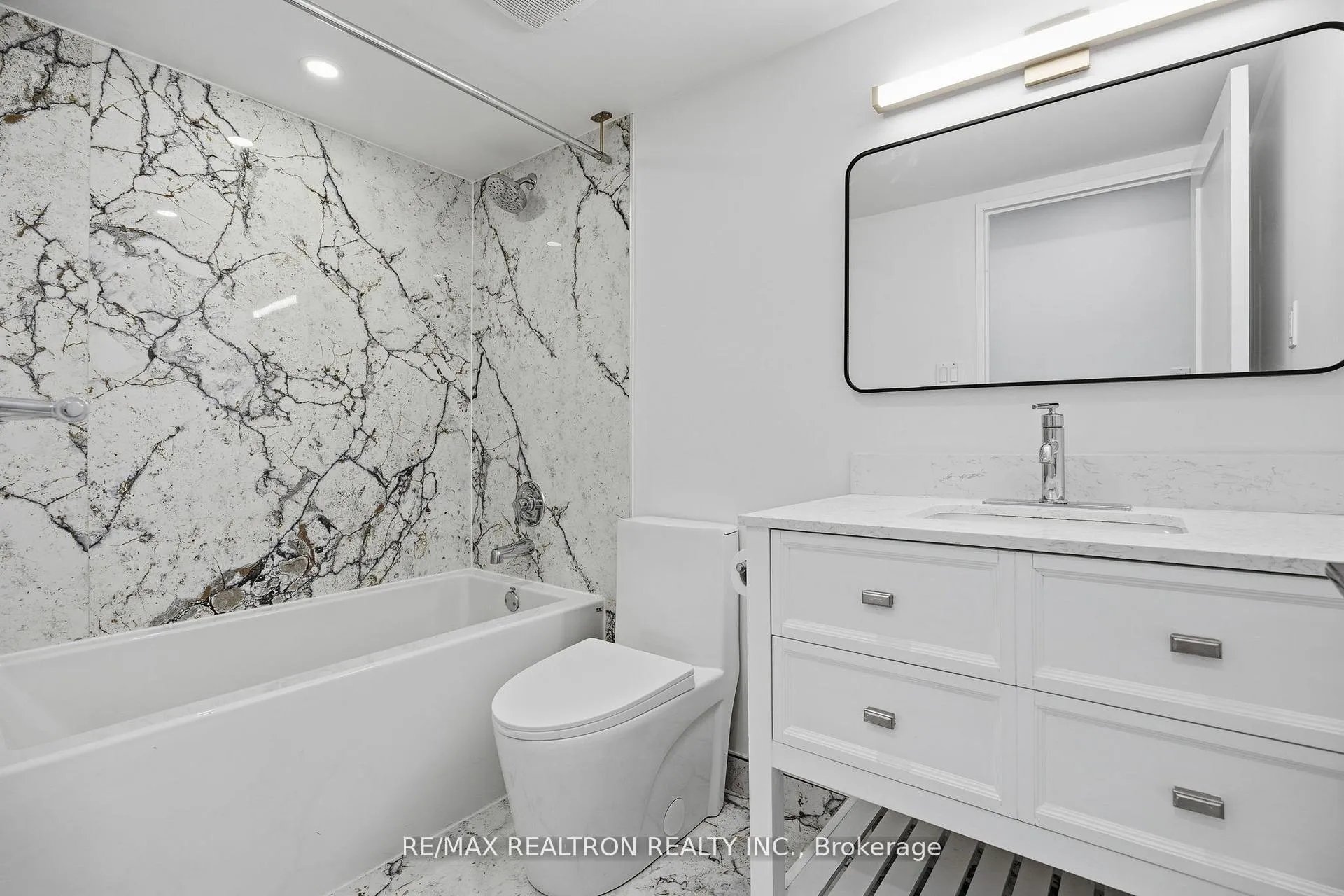 Photo 8 of Unit 601, 3000 Bathurst Street, Toronto, Englemount-Lawrence — HOMEH