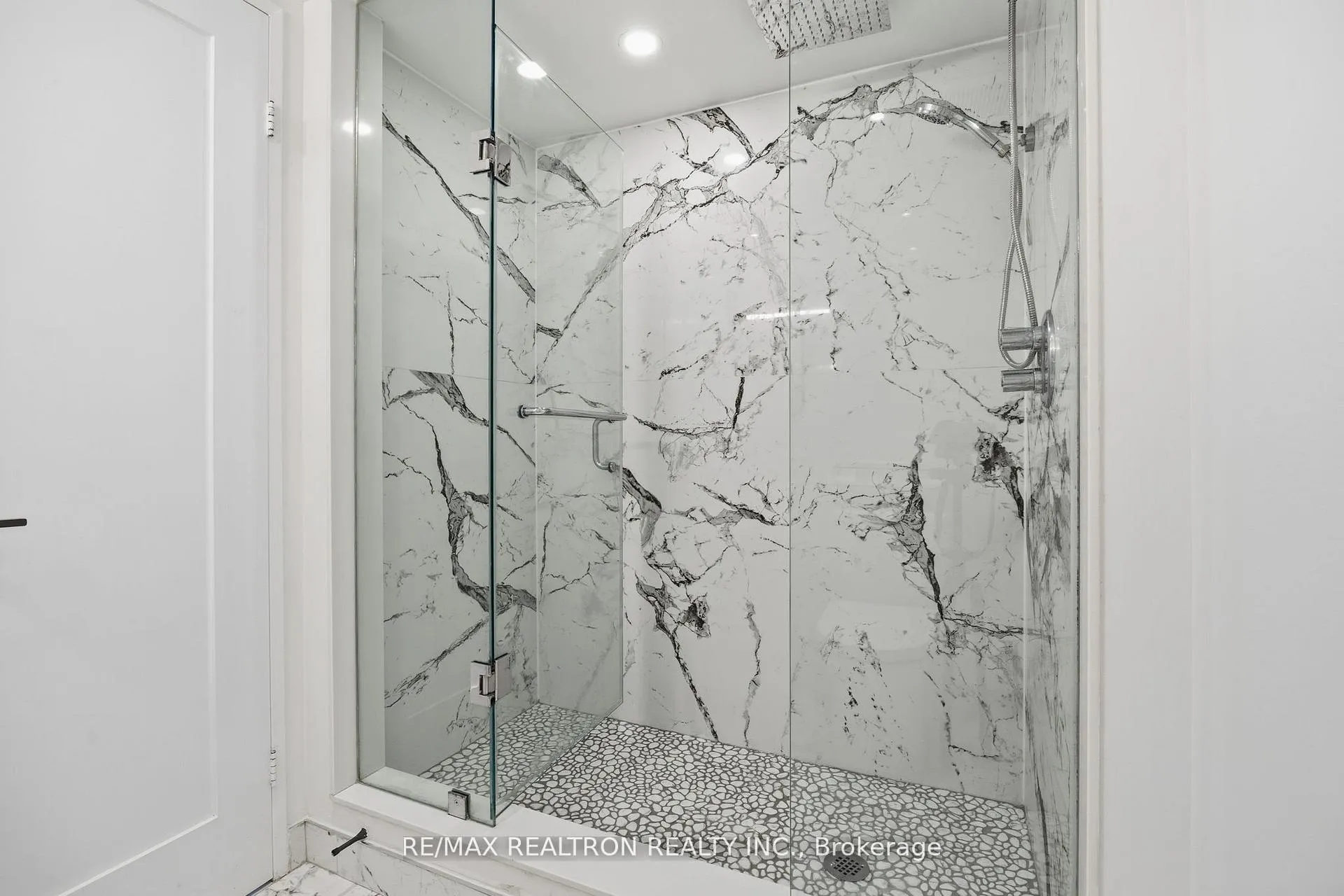 Photo 11 of Unit 601, 3000 Bathurst Street, Toronto, Englemount-Lawrence — HOMEH