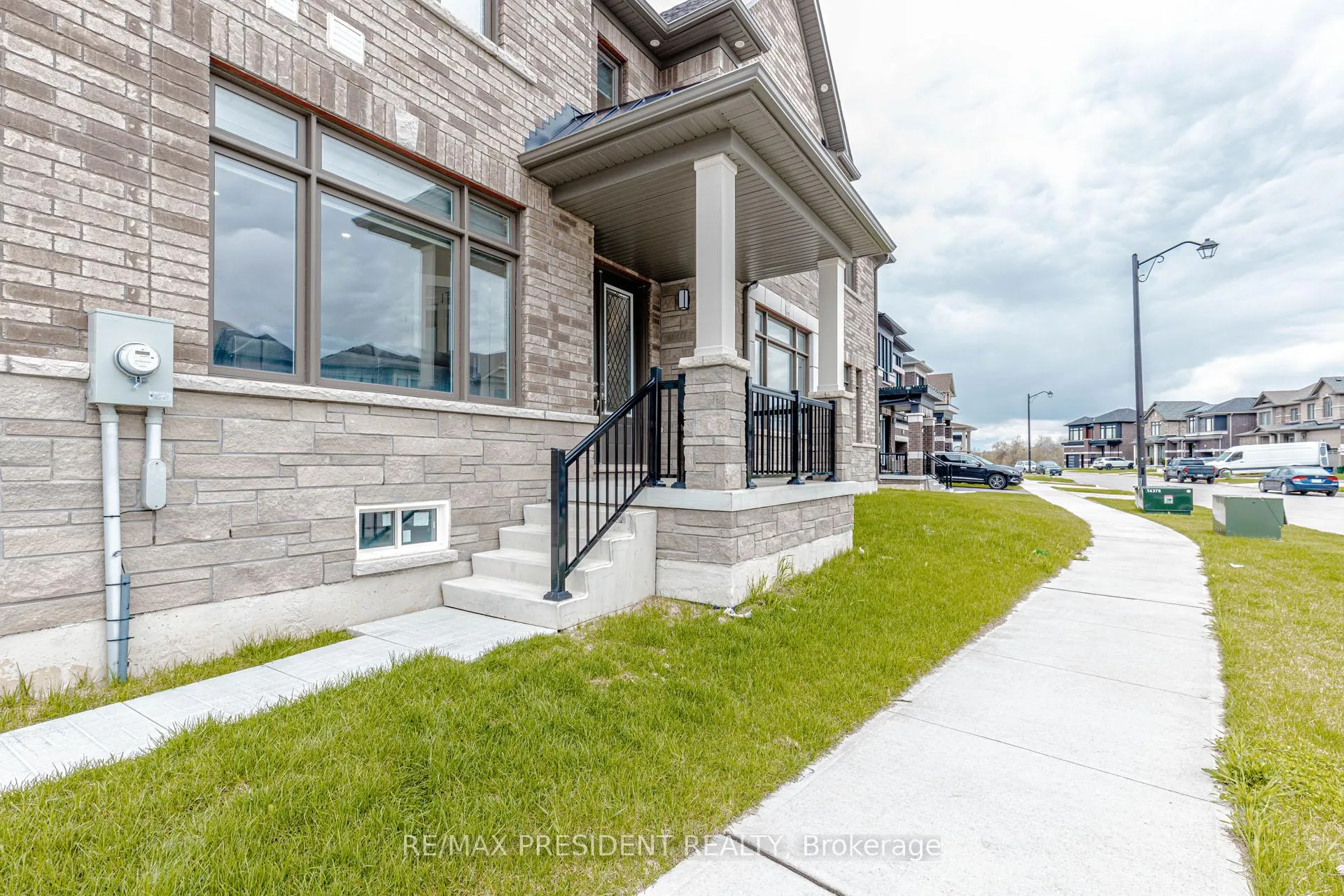 Photo 4 of 405 Newman Drive, Cambridge, Westview — HOMEH
