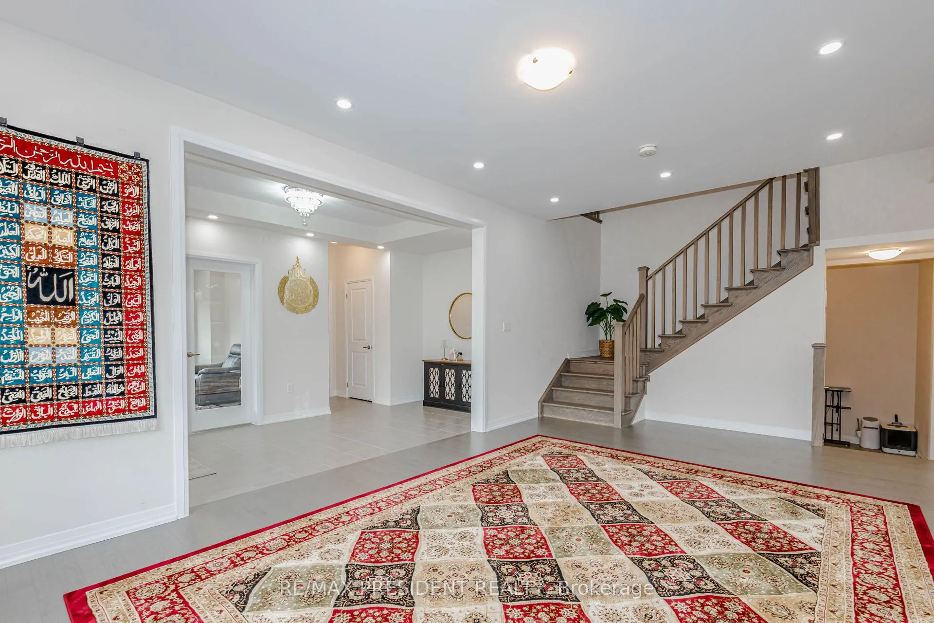Photo 10 of 405 Newman Drive, Cambridge, Westview — HOMEH