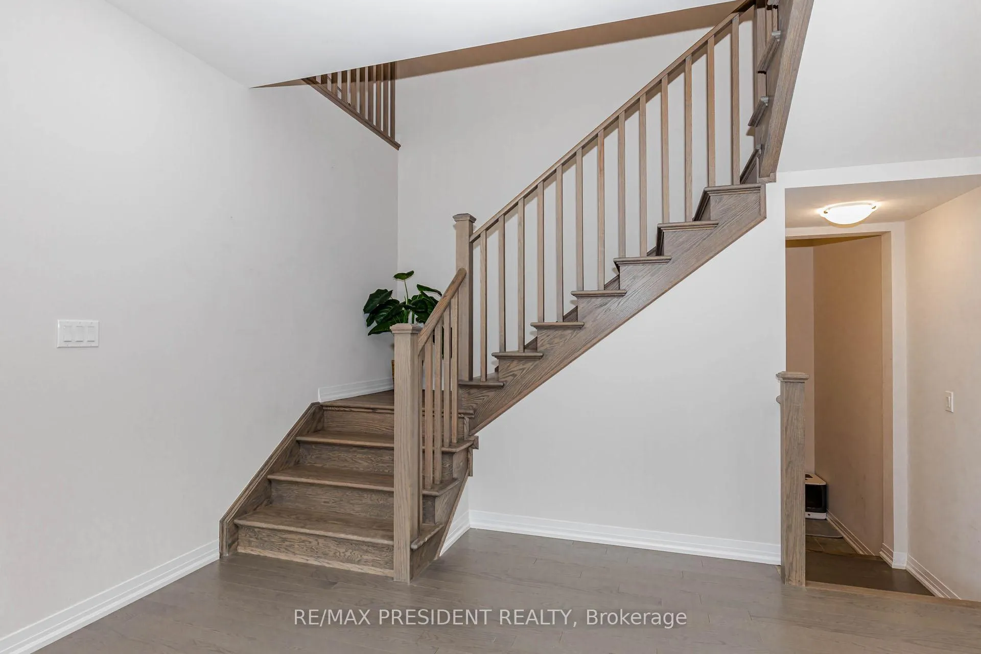 Photo 12 of 405 Newman Drive, Cambridge, Westview — HOMEH
