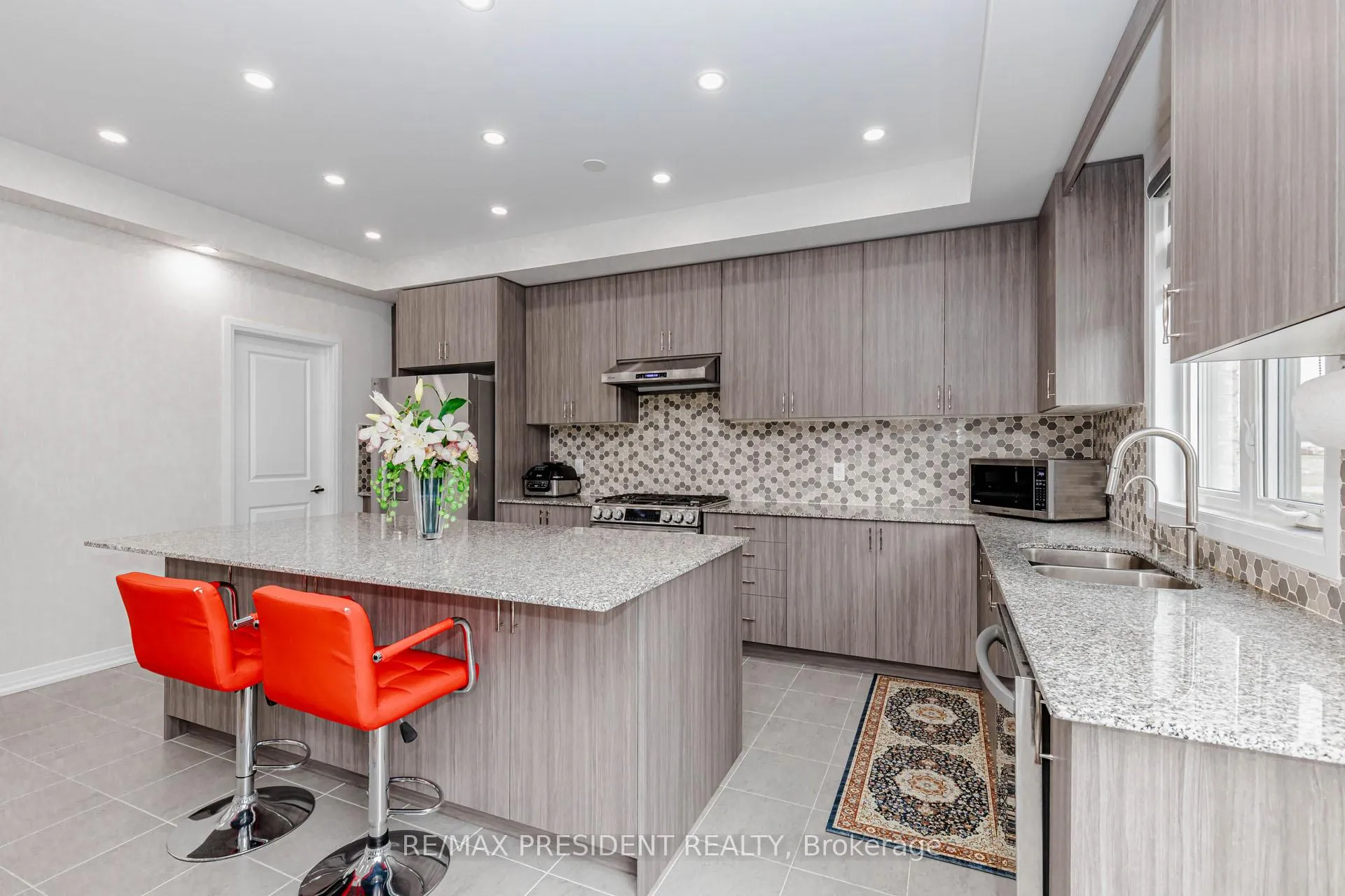 Photo 17 of 405 Newman Drive, Cambridge, Westview — HOMEH